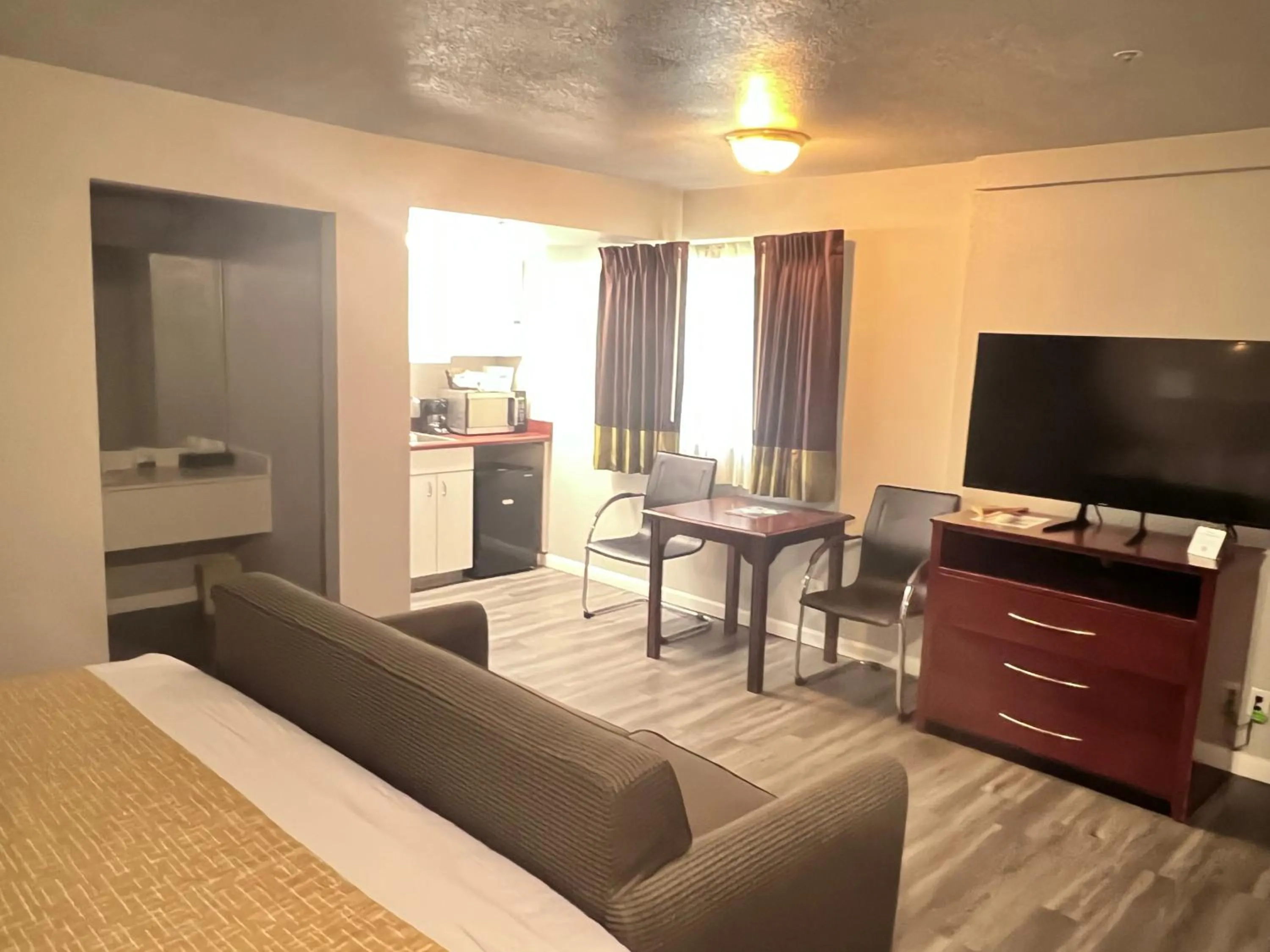 Kitchen or kitchenette in Travelodge by Wyndham Redding CA