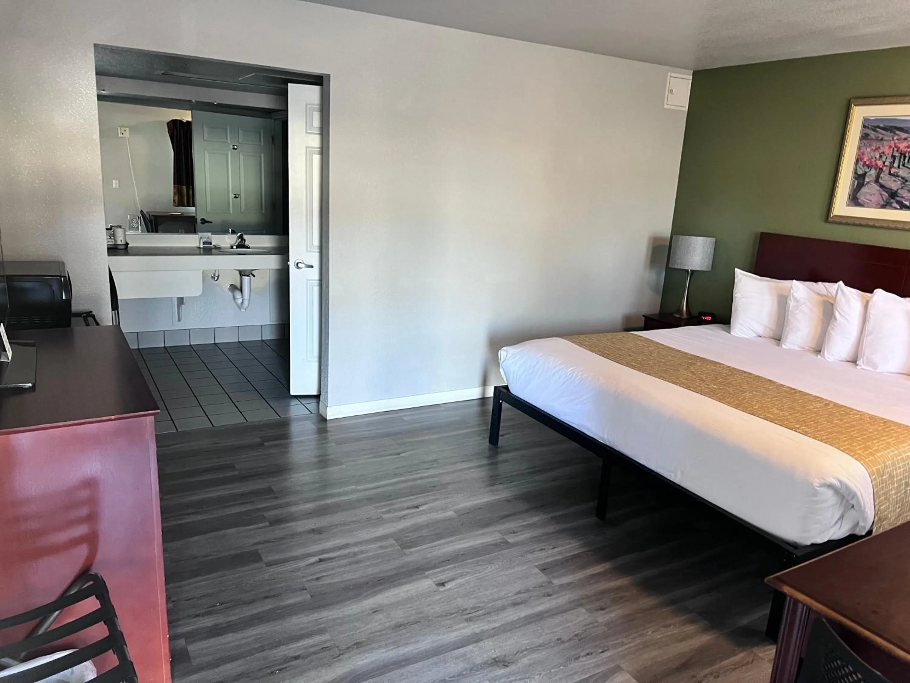 Bed in Travelodge by Wyndham Redding CA