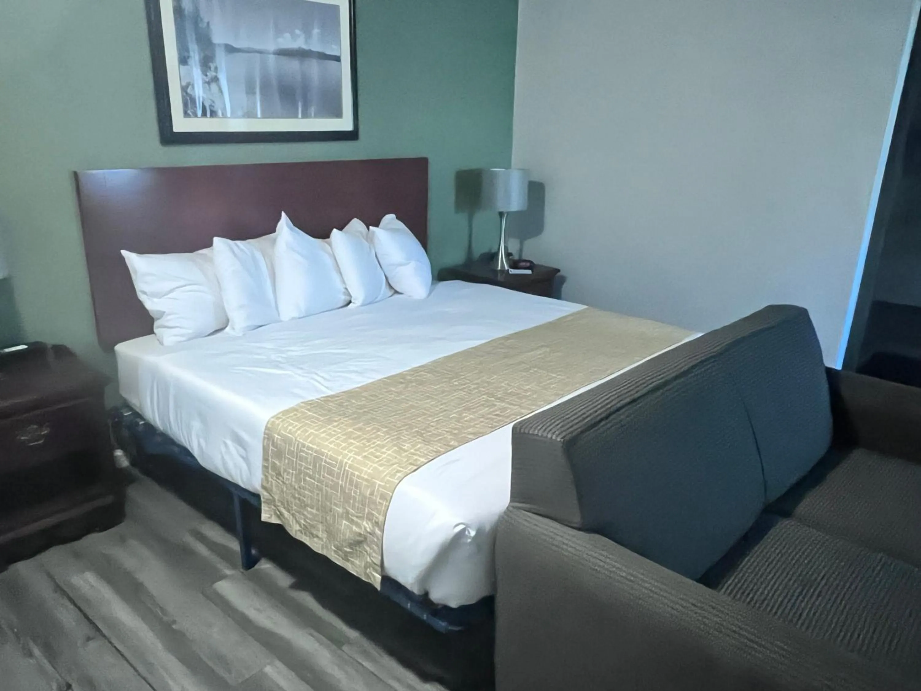 Bedroom, Bed in Travelodge by Wyndham Redding CA