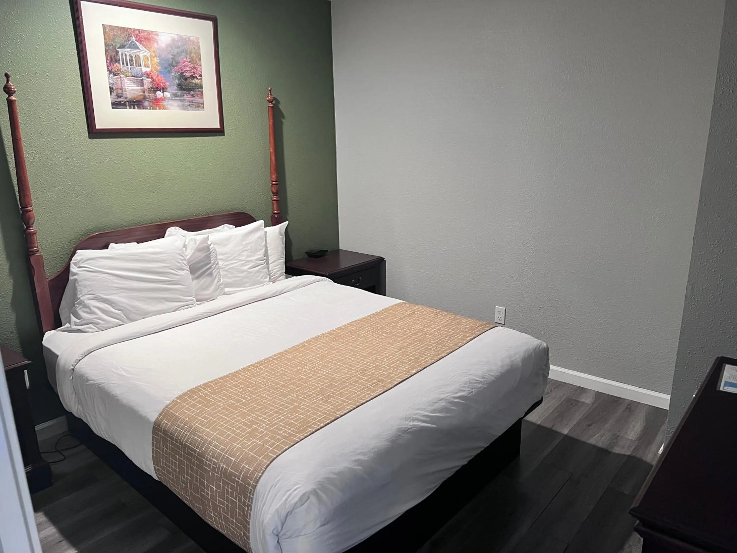 Bed in Travelodge by Wyndham Redding CA