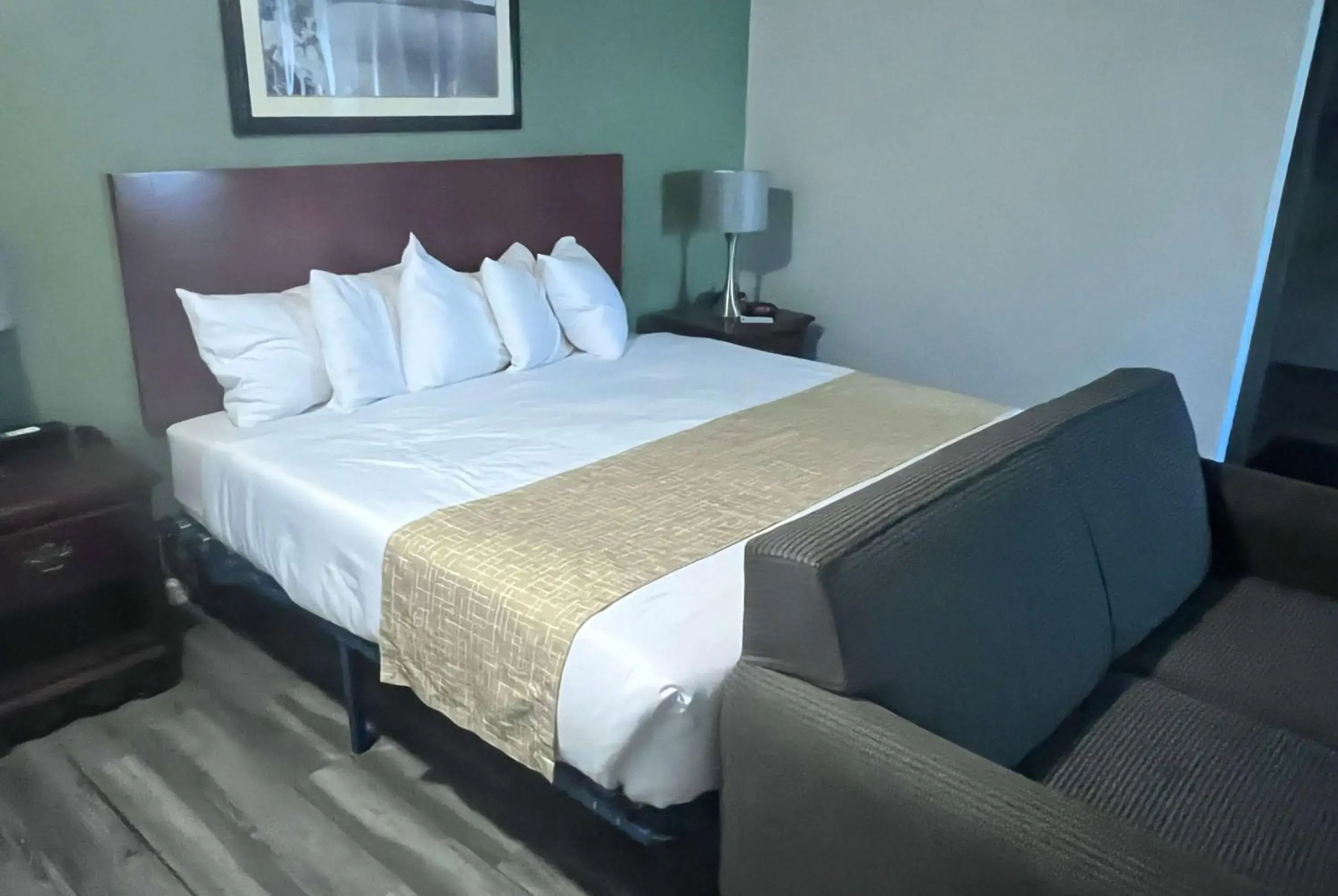 Deluxe King Room - Non-Smoking in Travelodge by Wyndham Redding CA Deluxe King Room - Non-Smoking in Travelodge by Wyndham Redding CA