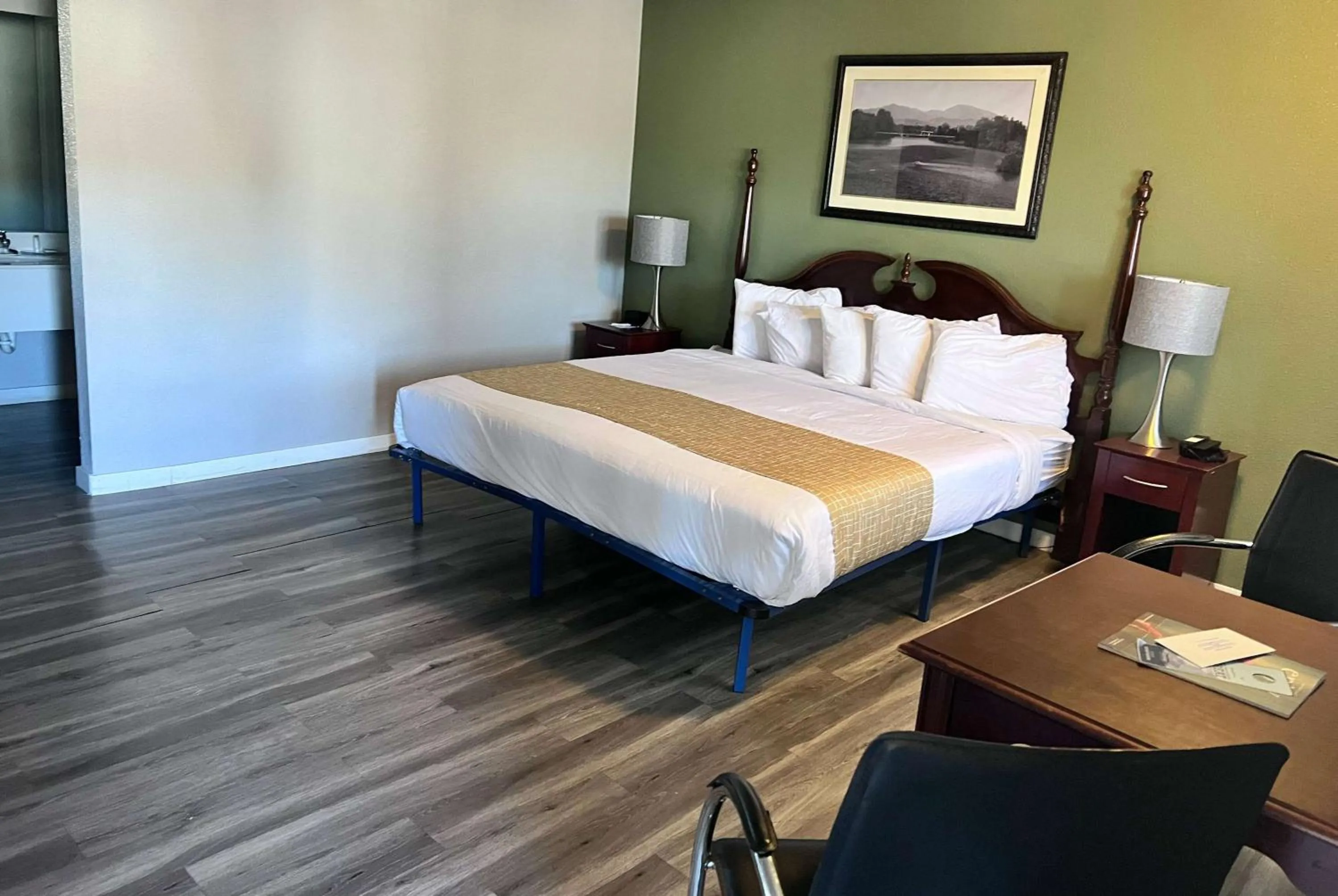 Photo of the whole room, Bed in Travelodge by Wyndham Redding CA