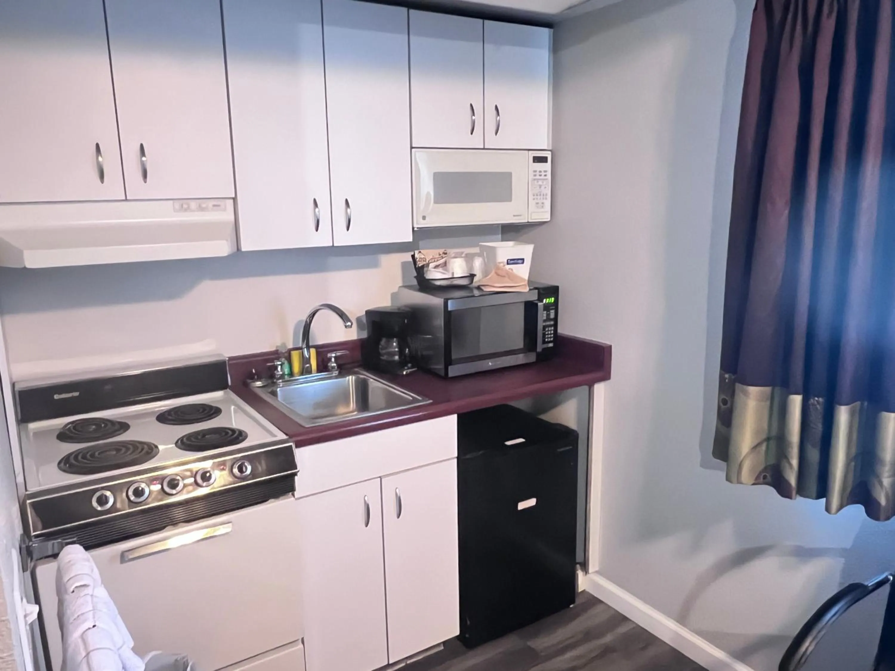 Kitchen or kitchenette in Travelodge by Wyndham Redding CA
