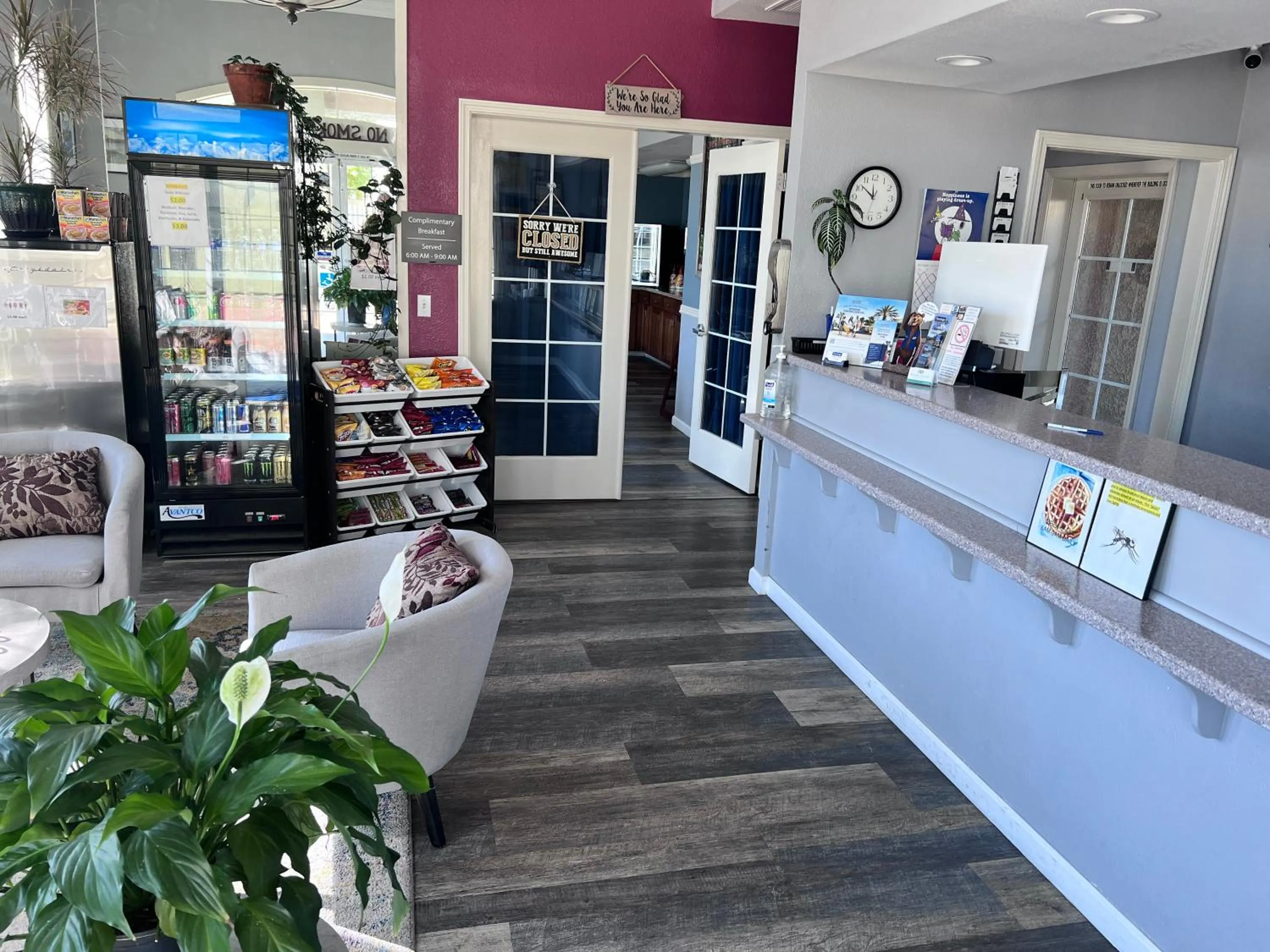 Lobby or reception in Travelodge by Wyndham Redding CA