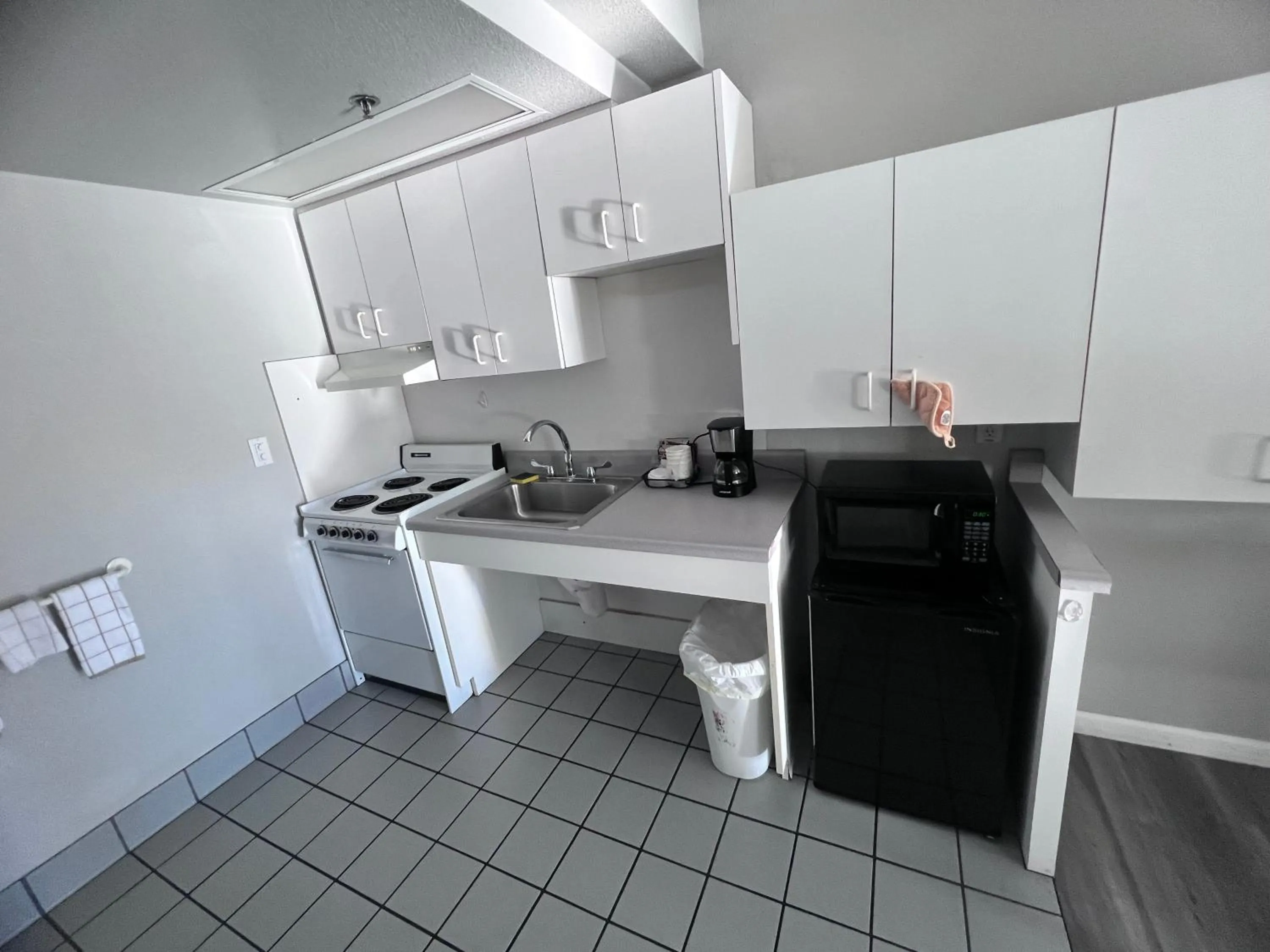 Kitchen or kitchenette in Travelodge by Wyndham Redding CA