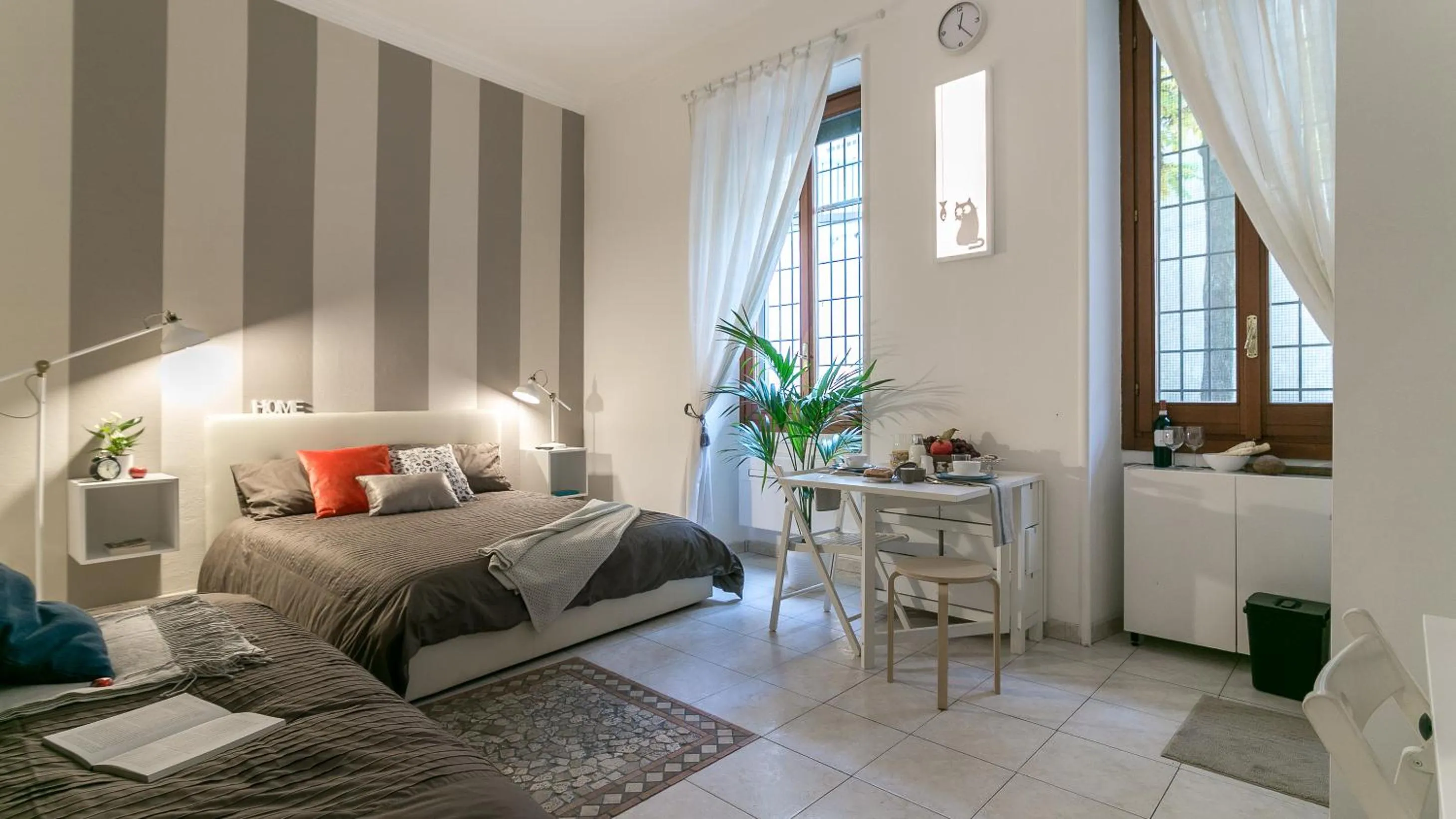 Photo of the whole room, Bed in Next Stop - Central Station