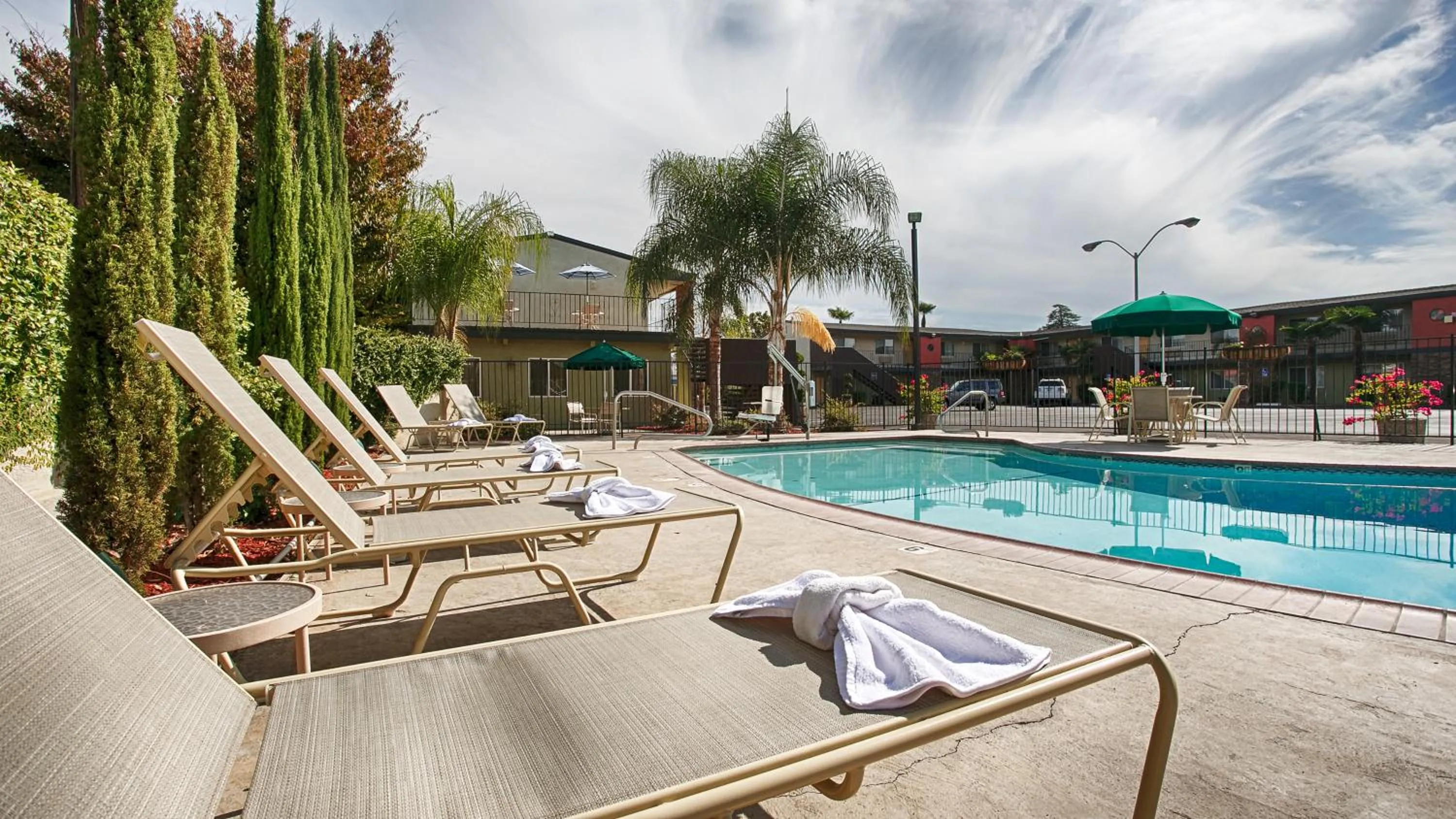 Swimming pool in Days Inn & Suites by Wyndham Lodi