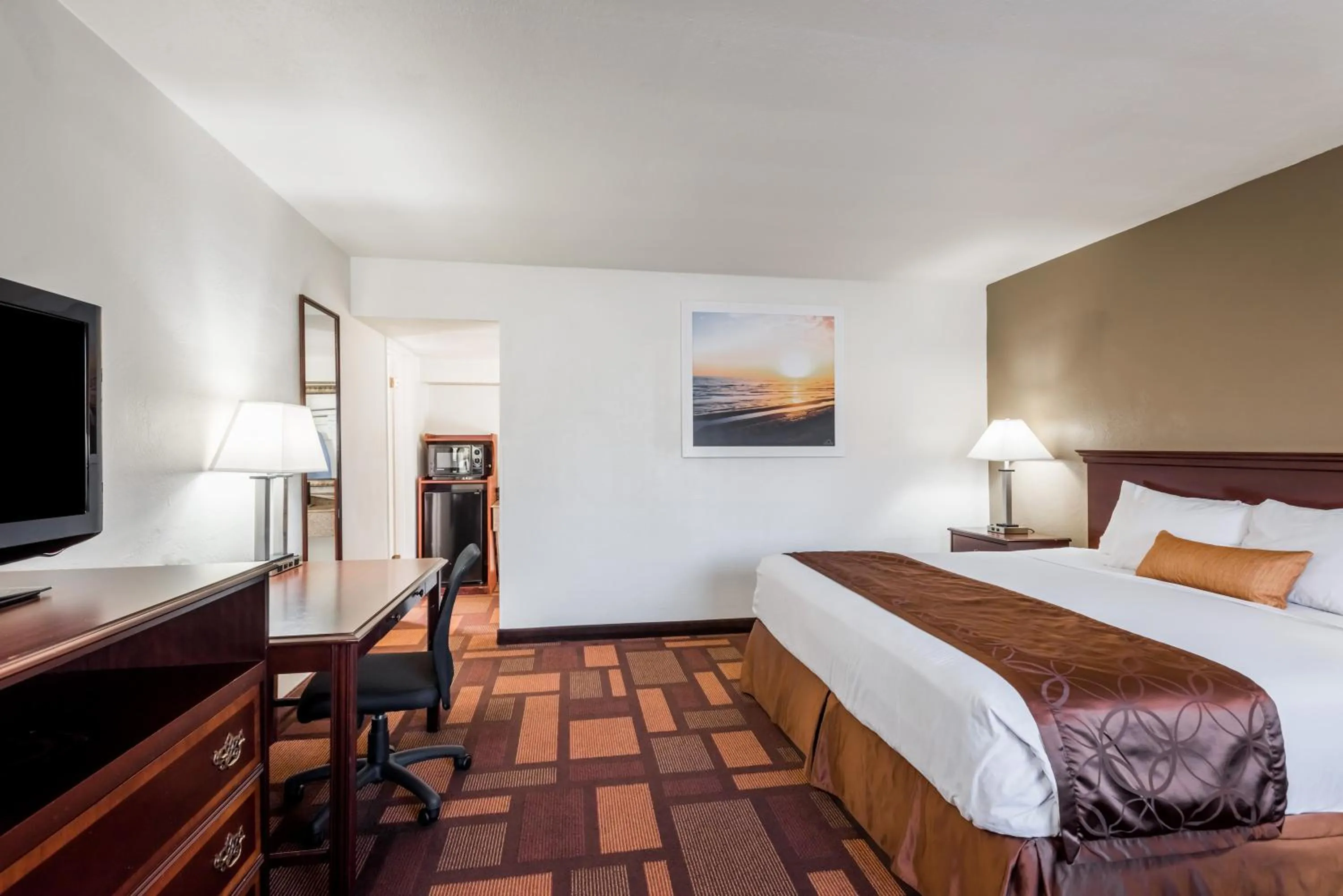 Bed in Days Inn & Suites by Wyndham Lodi