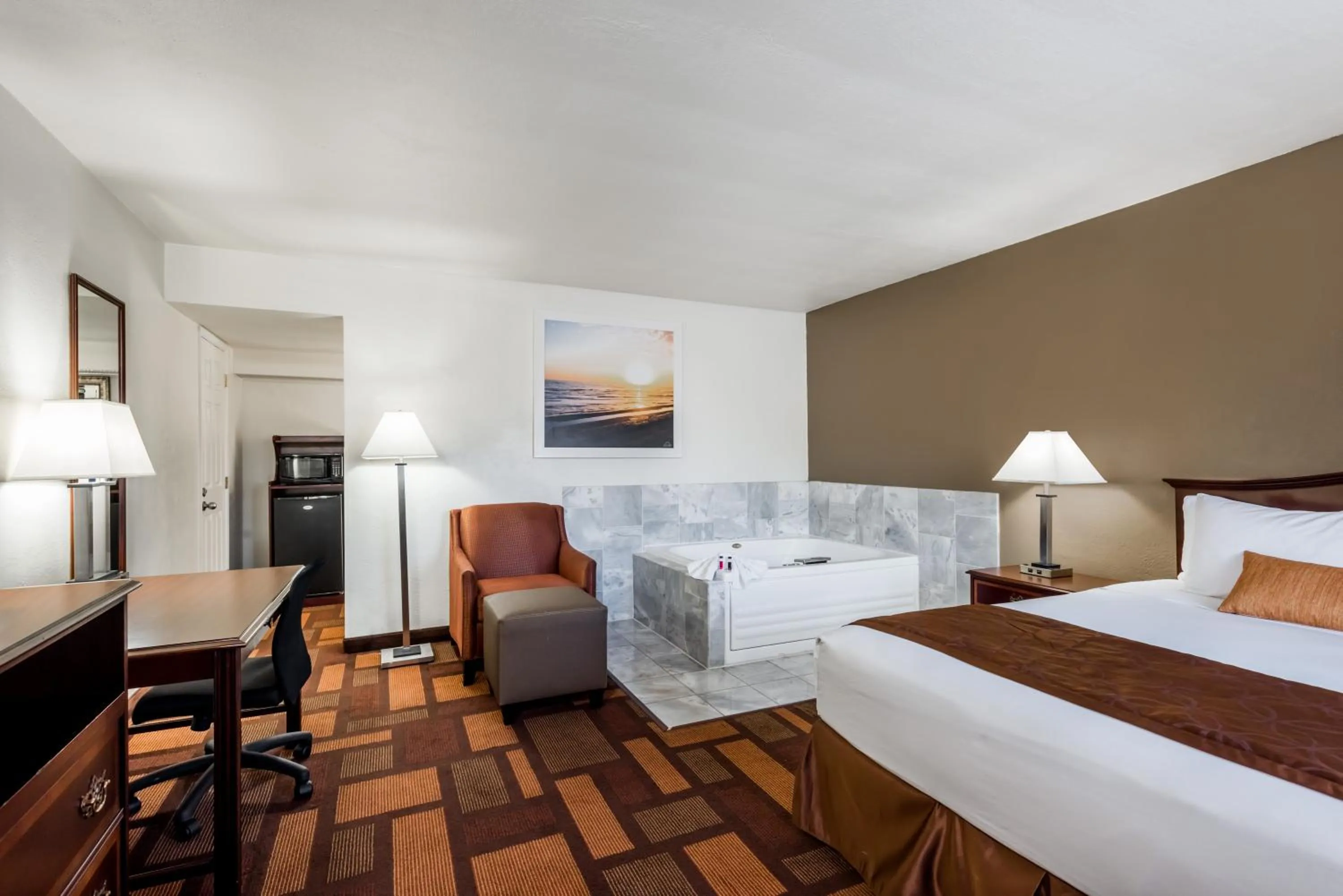 Living room, Bed in Days Inn & Suites by Wyndham Lodi