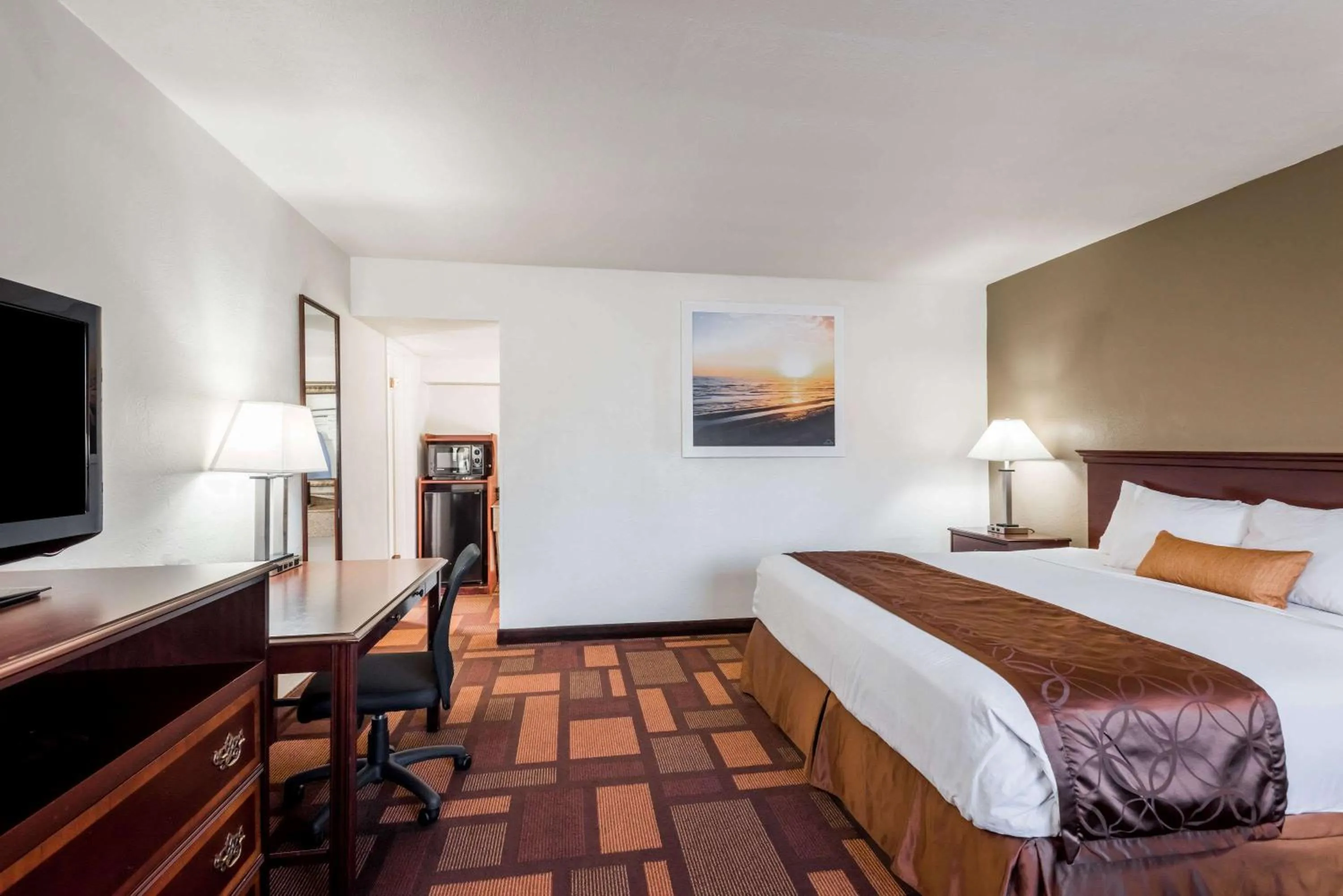 Photo of the whole room, Bed in Days Inn & Suites by Wyndham Lodi