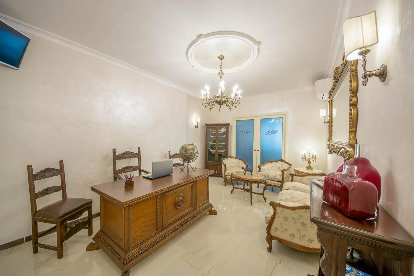 Communal lounge/ TV room in B&B Palazzo Montesanto