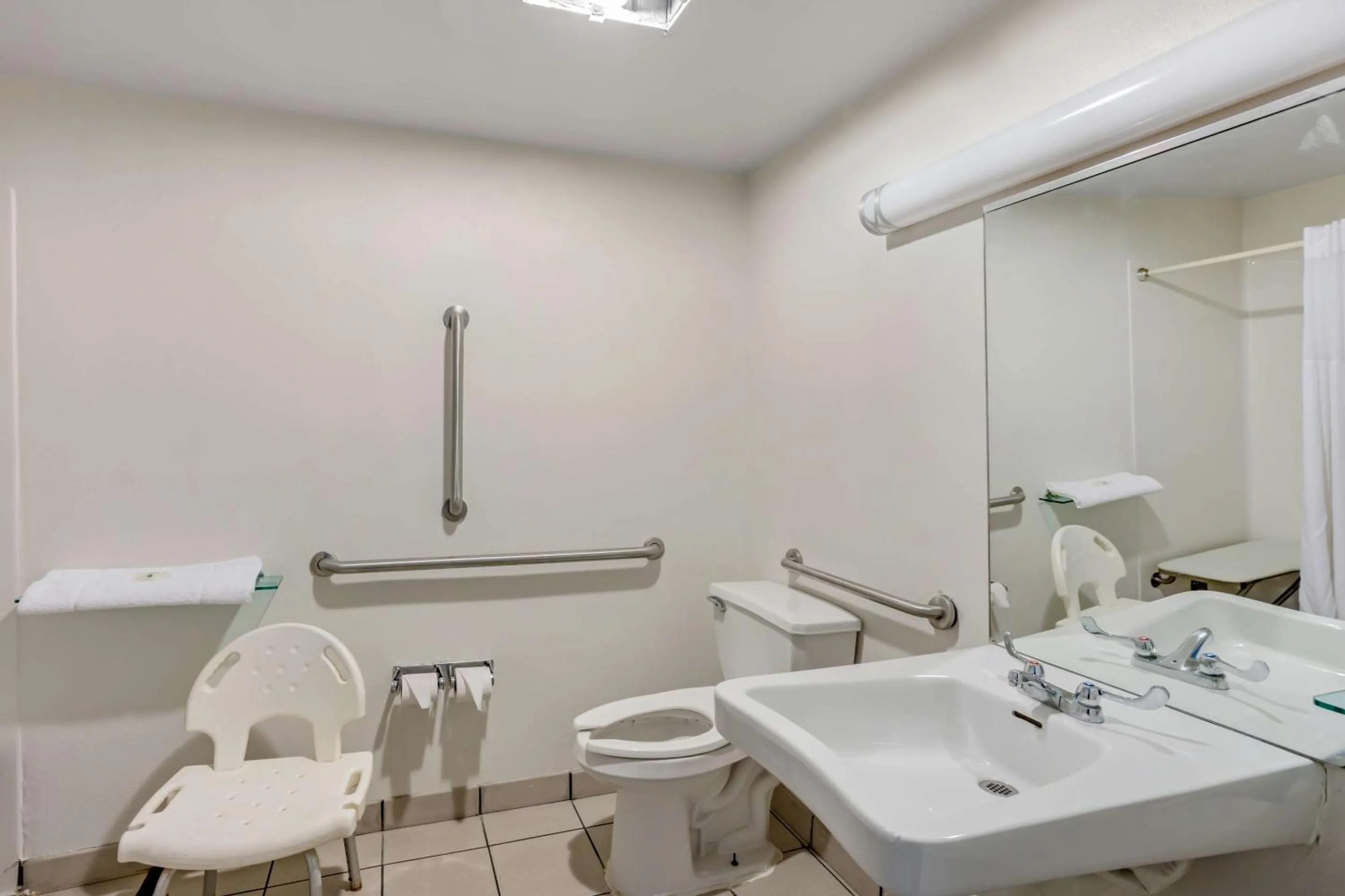 Bedroom in Quality Inn Enola - Harrisburg