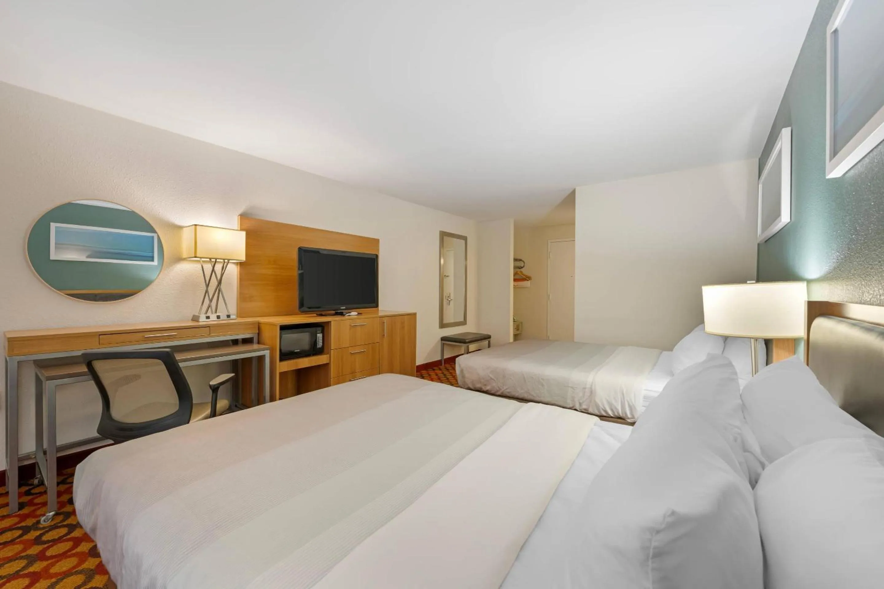 Bedroom, Bed in Quality Inn Enola - Harrisburg