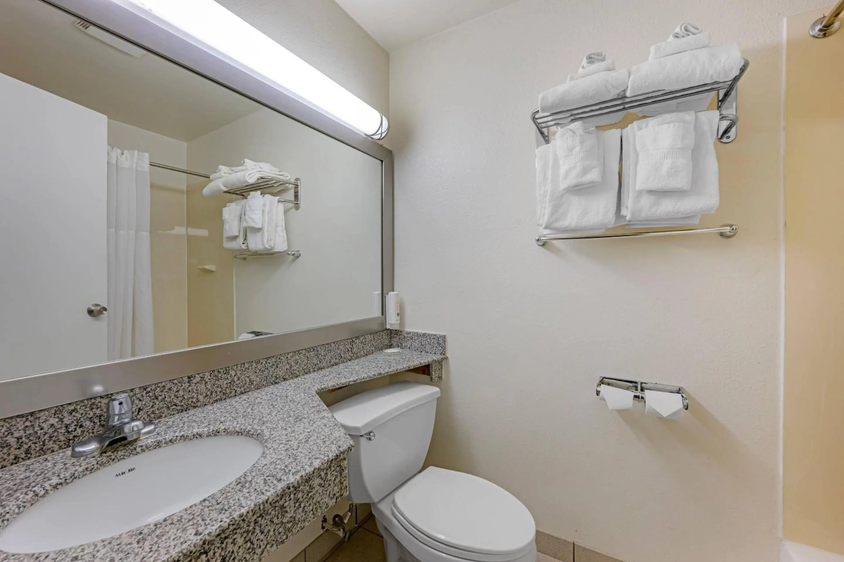 Bedroom in Quality Inn Enola - Harrisburg