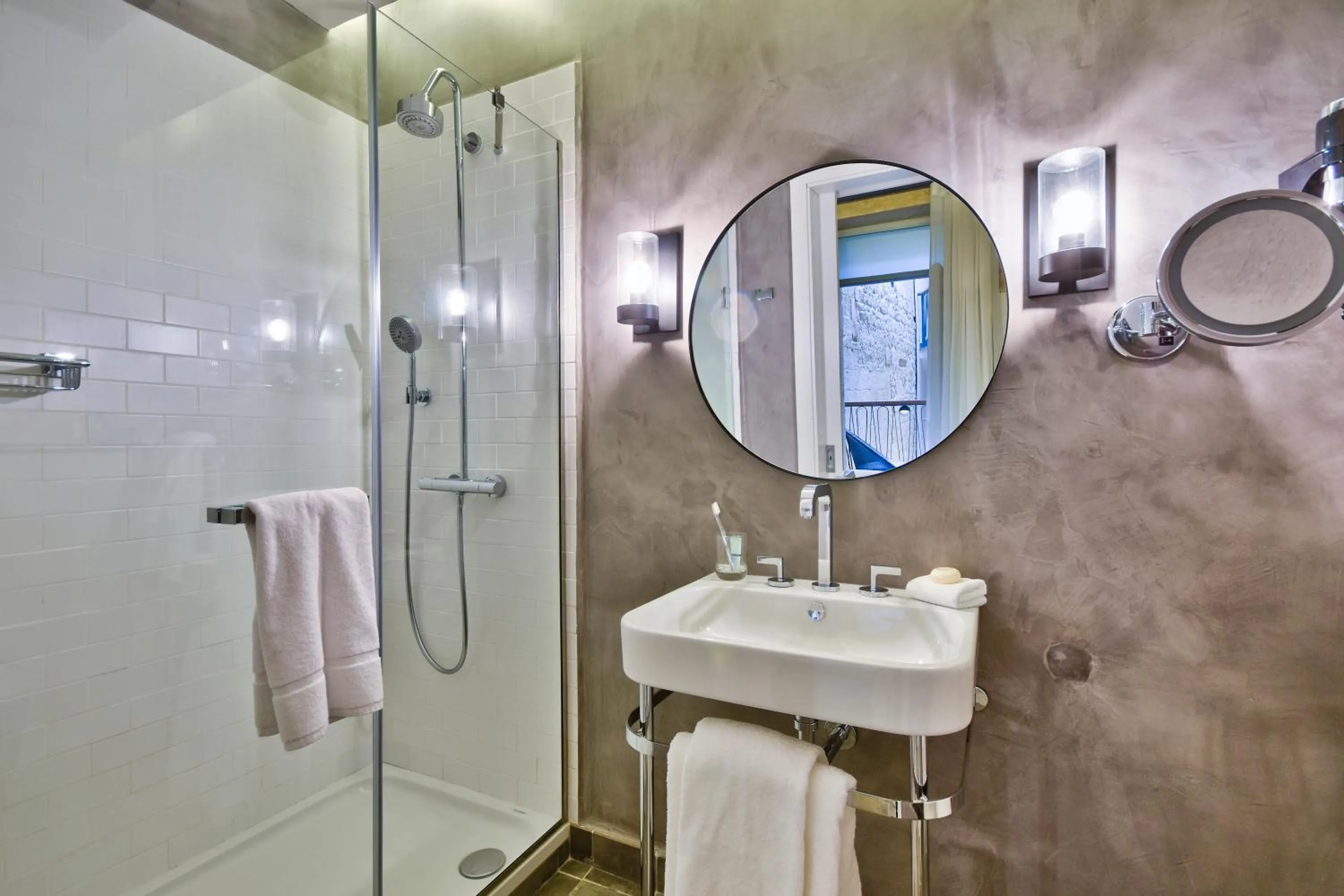 Shower in 66 Saint Paul's & Spa