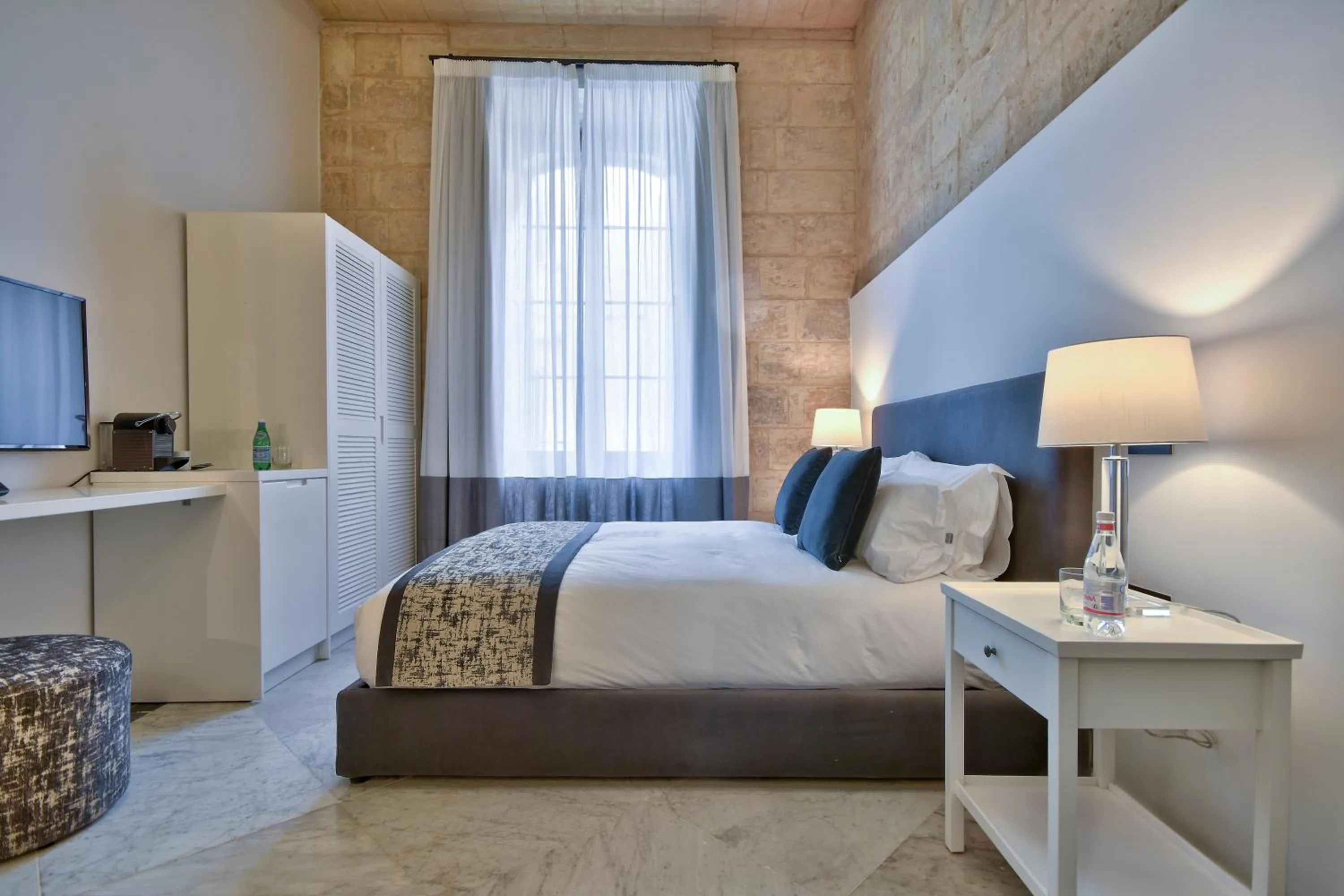 Bed in 66 Saint Paul's & Spa