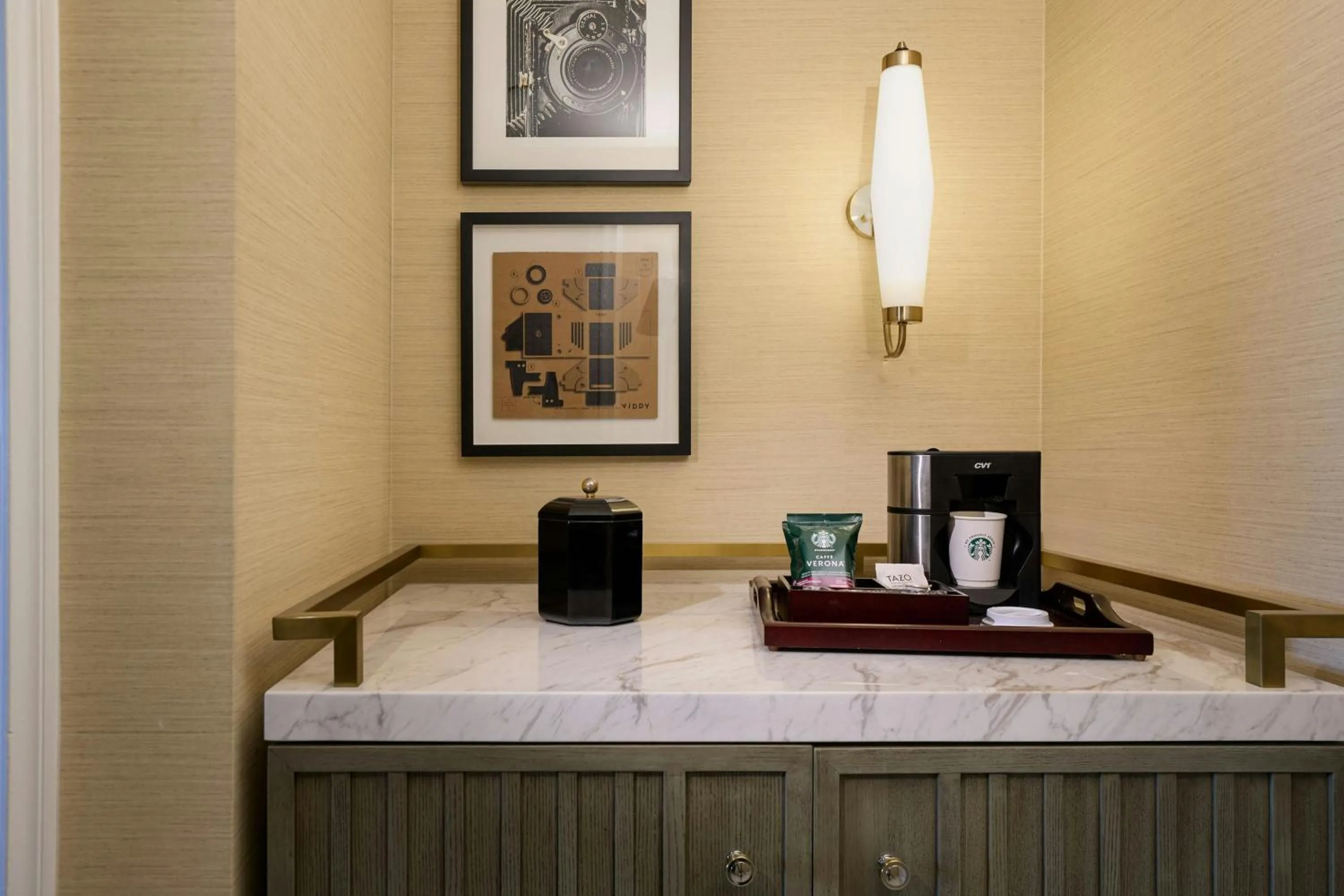 Lounge or bar, Bed in The Henry, Autograph Collection