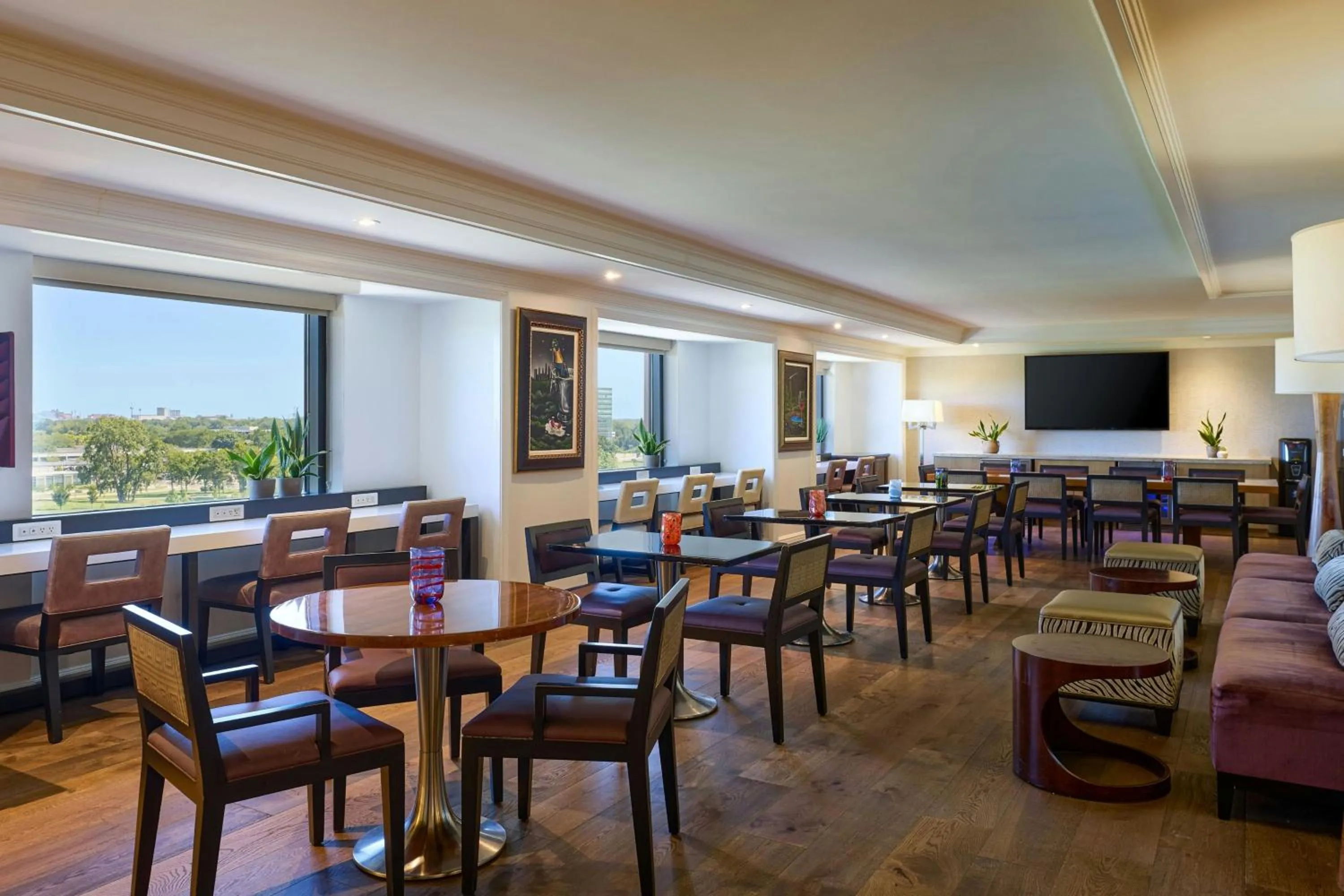 Lounge or bar in The Henry, Autograph Collection