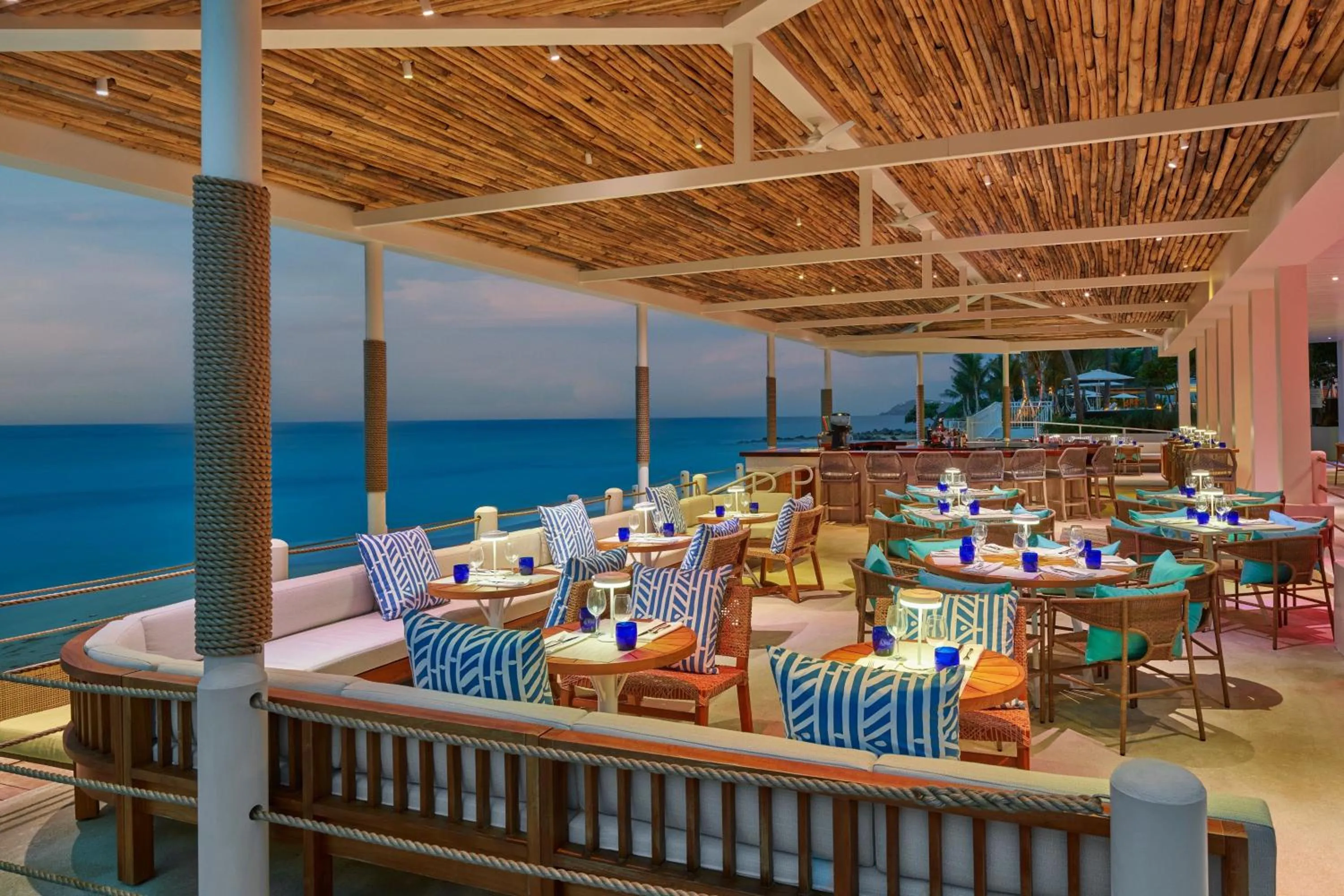 Lounge or bar in The Westin St Thomas Beach Resort & Spa