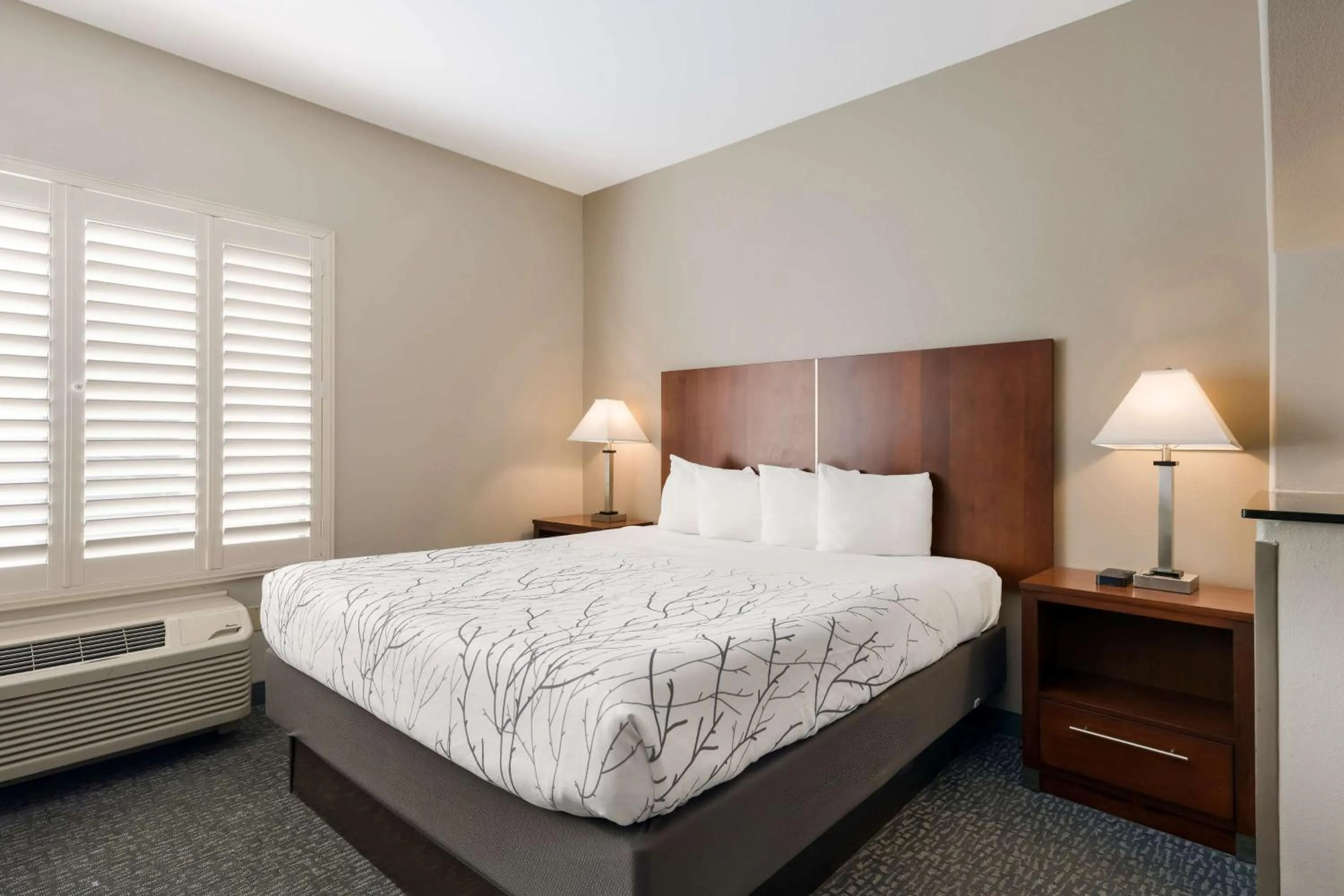 Bedroom, Bed in Best Western Lanai Garden Inn & Suites