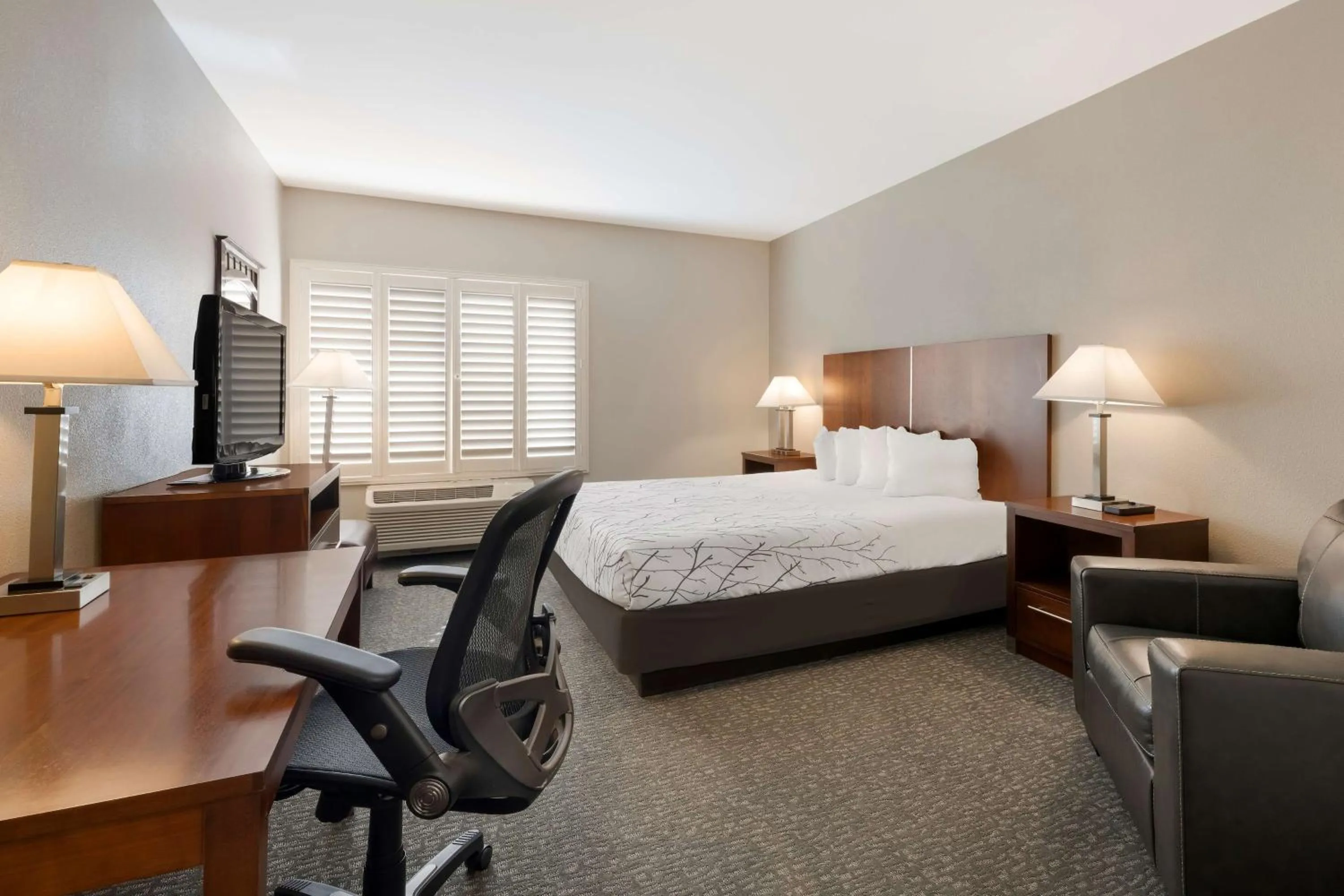 Bedroom, Bed in Best Western Lanai Garden Inn & Suites