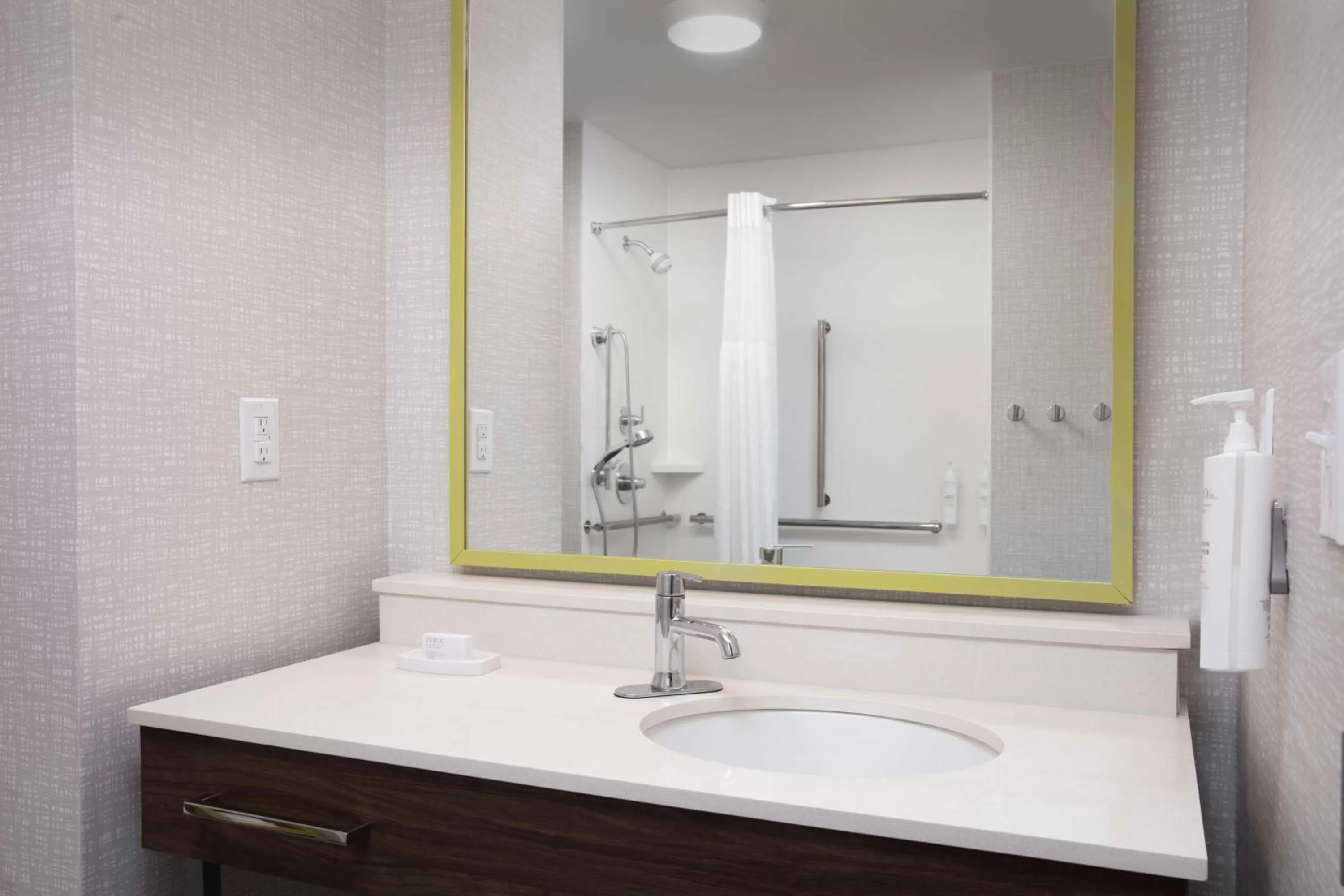 Bathroom in Hampton Inn Kingsland