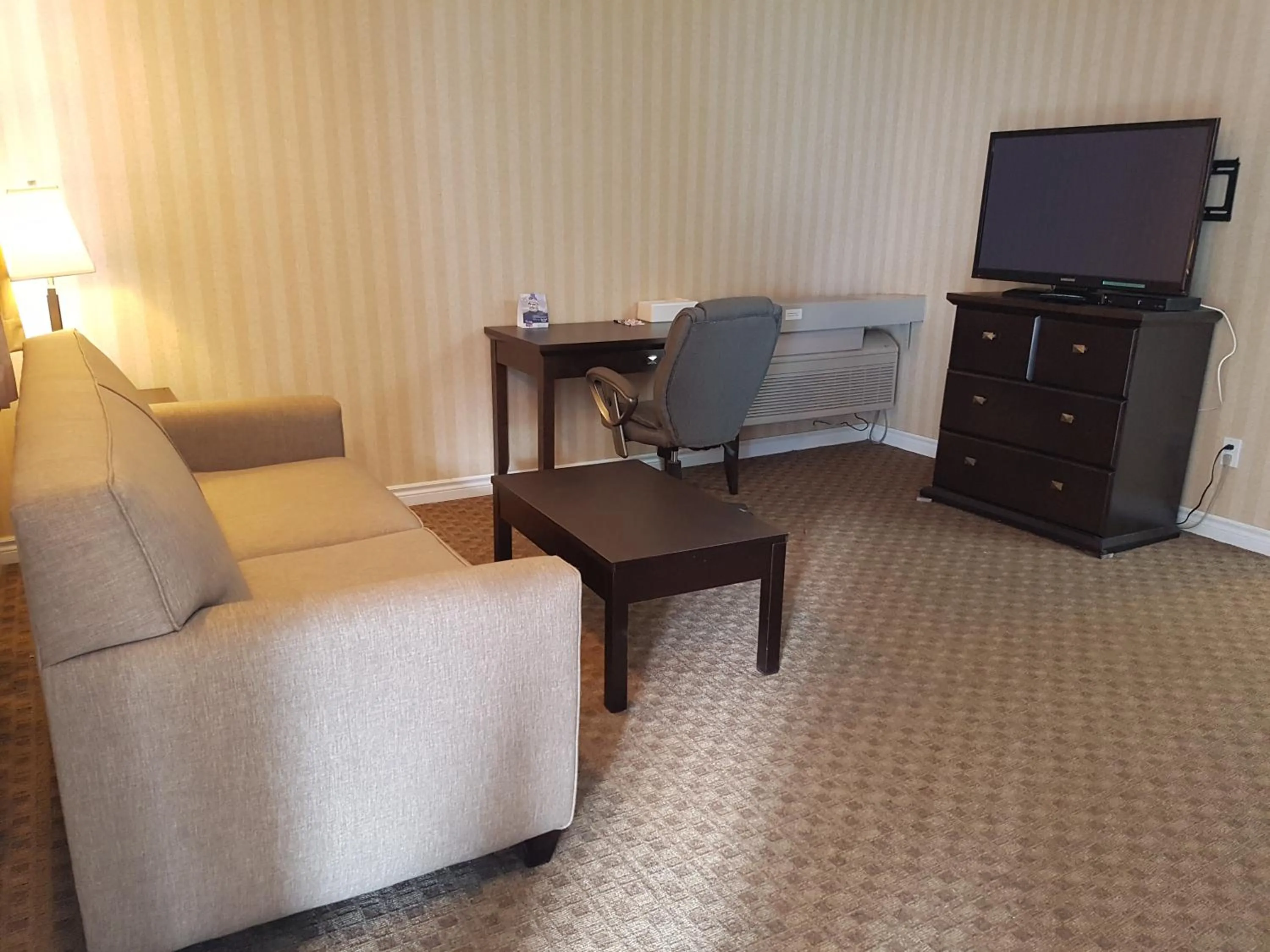 Living room in Travelodge by Wyndham Kamloops Mountview