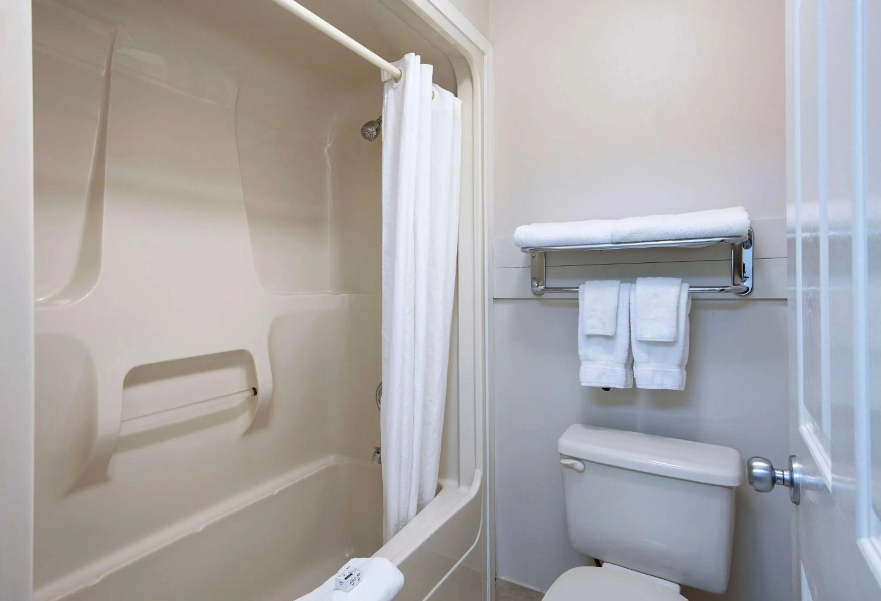 Bathroom in Travelodge by Wyndham Kamloops Mountview