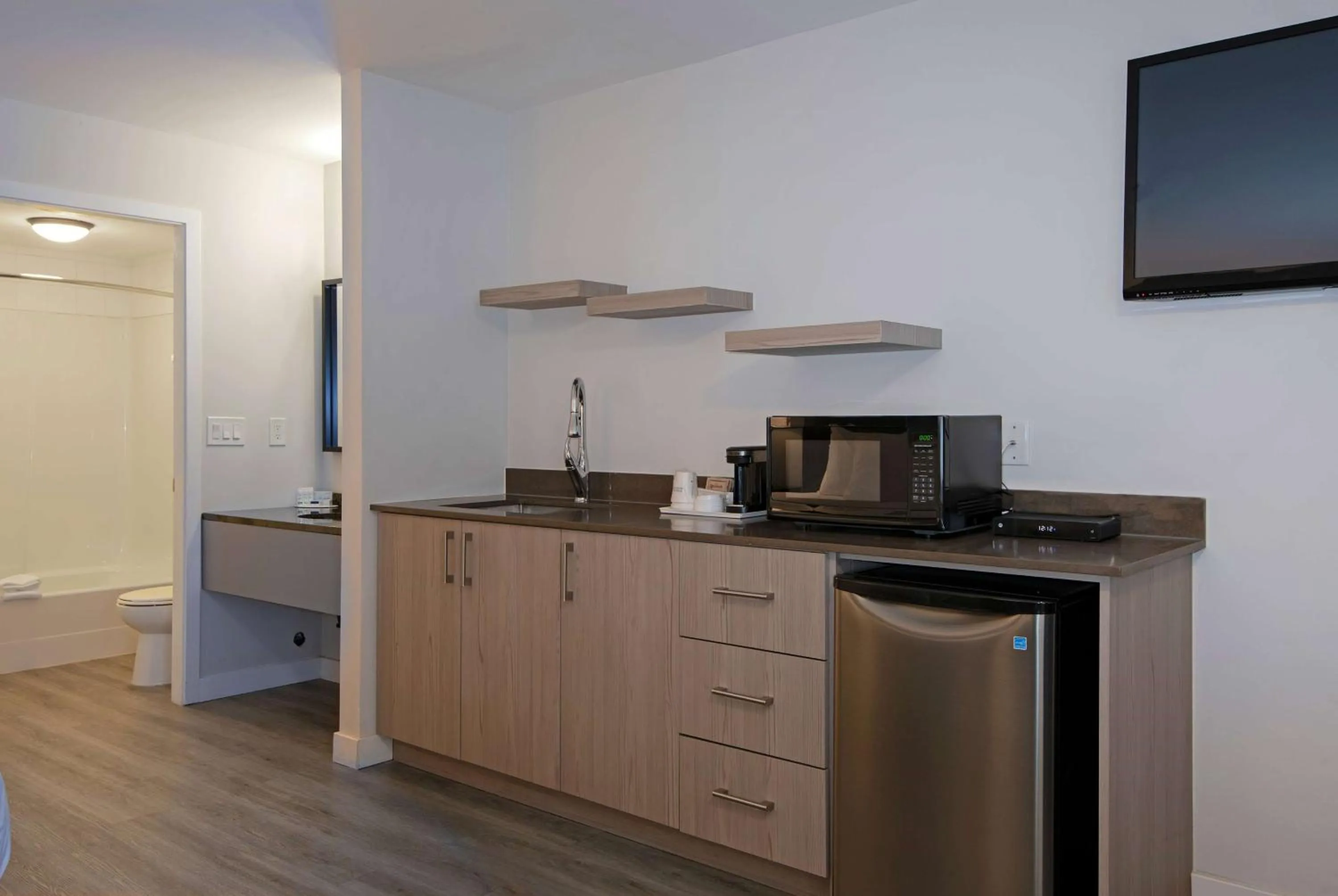 Photo of the whole room in Travelodge by Wyndham Kamloops Mountview