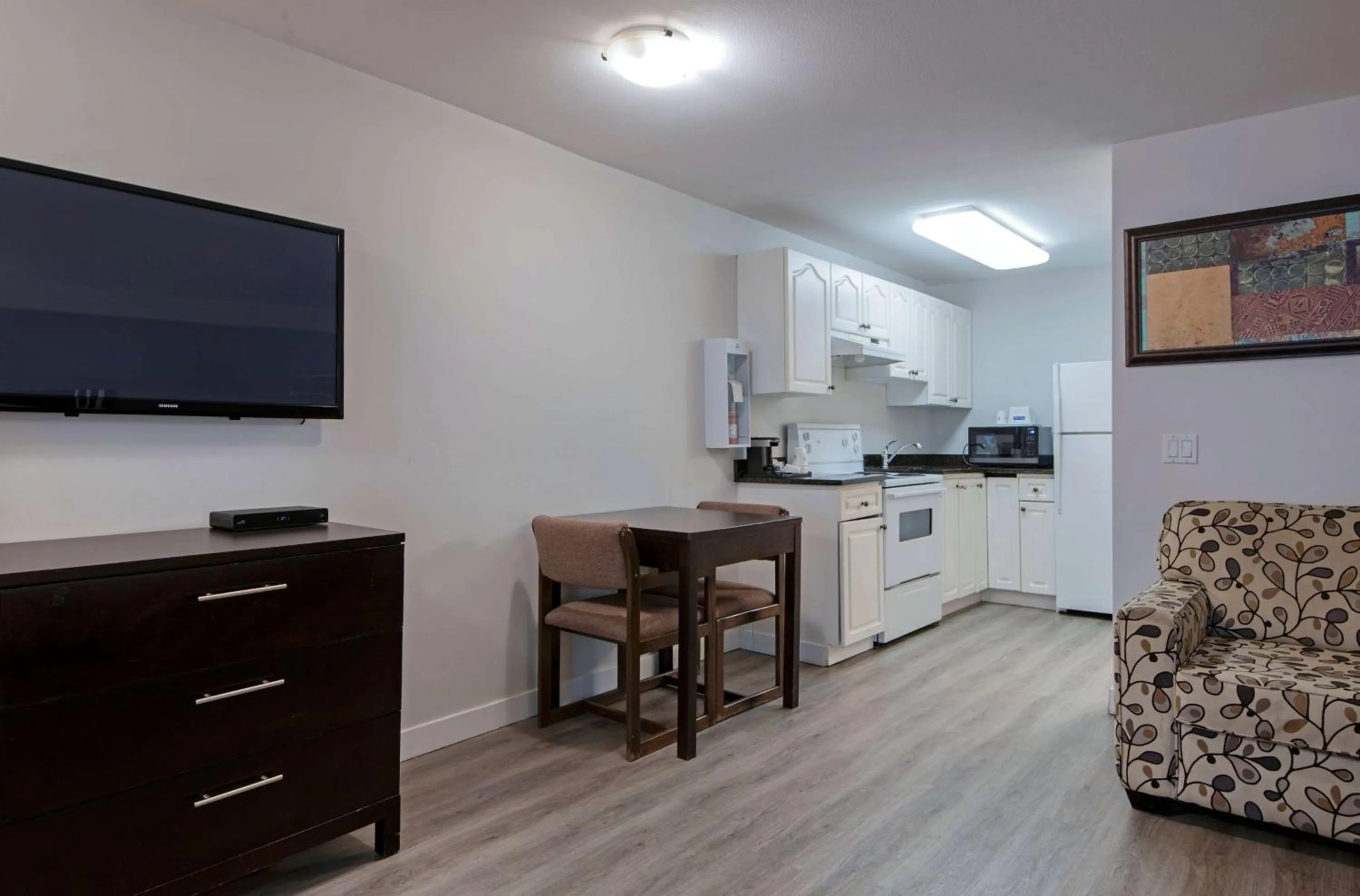 Photo of the whole room in Travelodge by Wyndham Kamloops Mountview