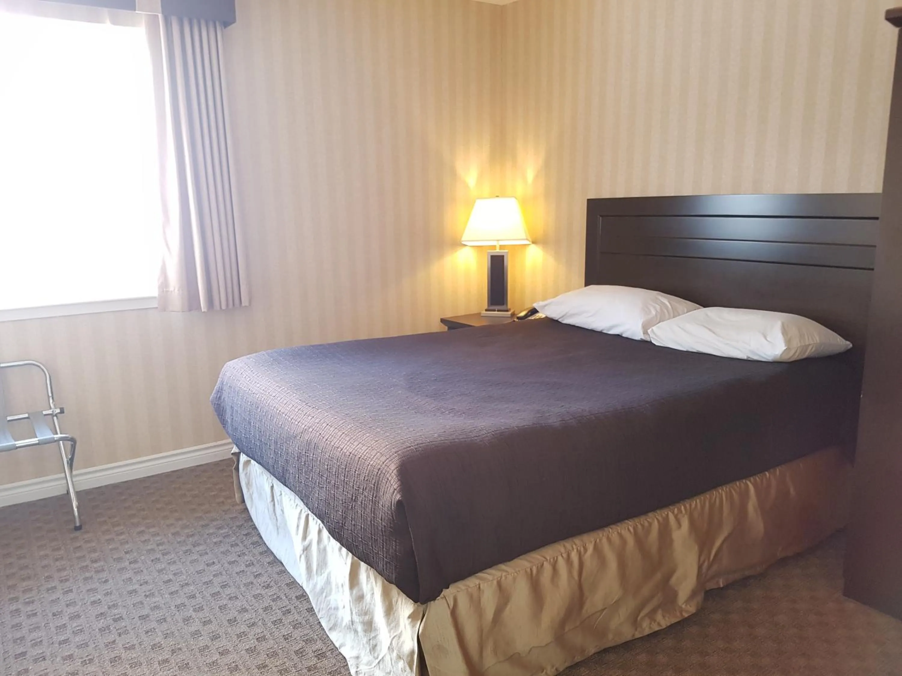 Bedroom, Bed in Travelodge by Wyndham Kamloops Mountview