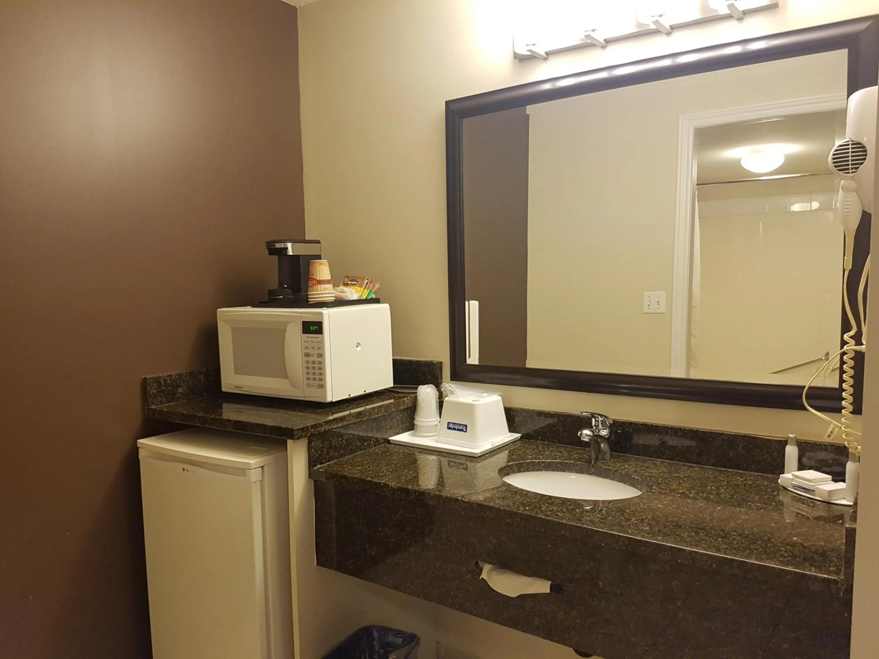 Coffee/tea facilities in Travelodge by Wyndham Kamloops Mountview