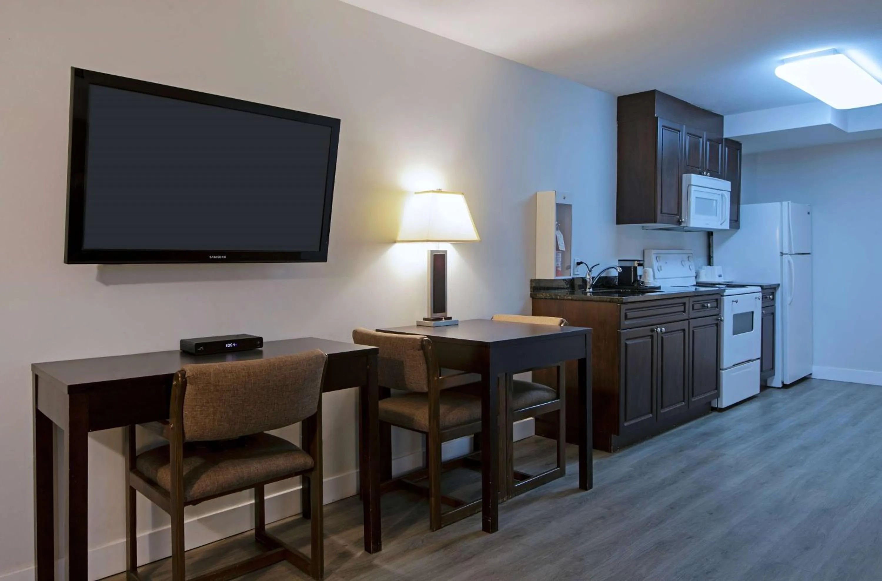 Photo of the whole room in Travelodge by Wyndham Kamloops Mountview