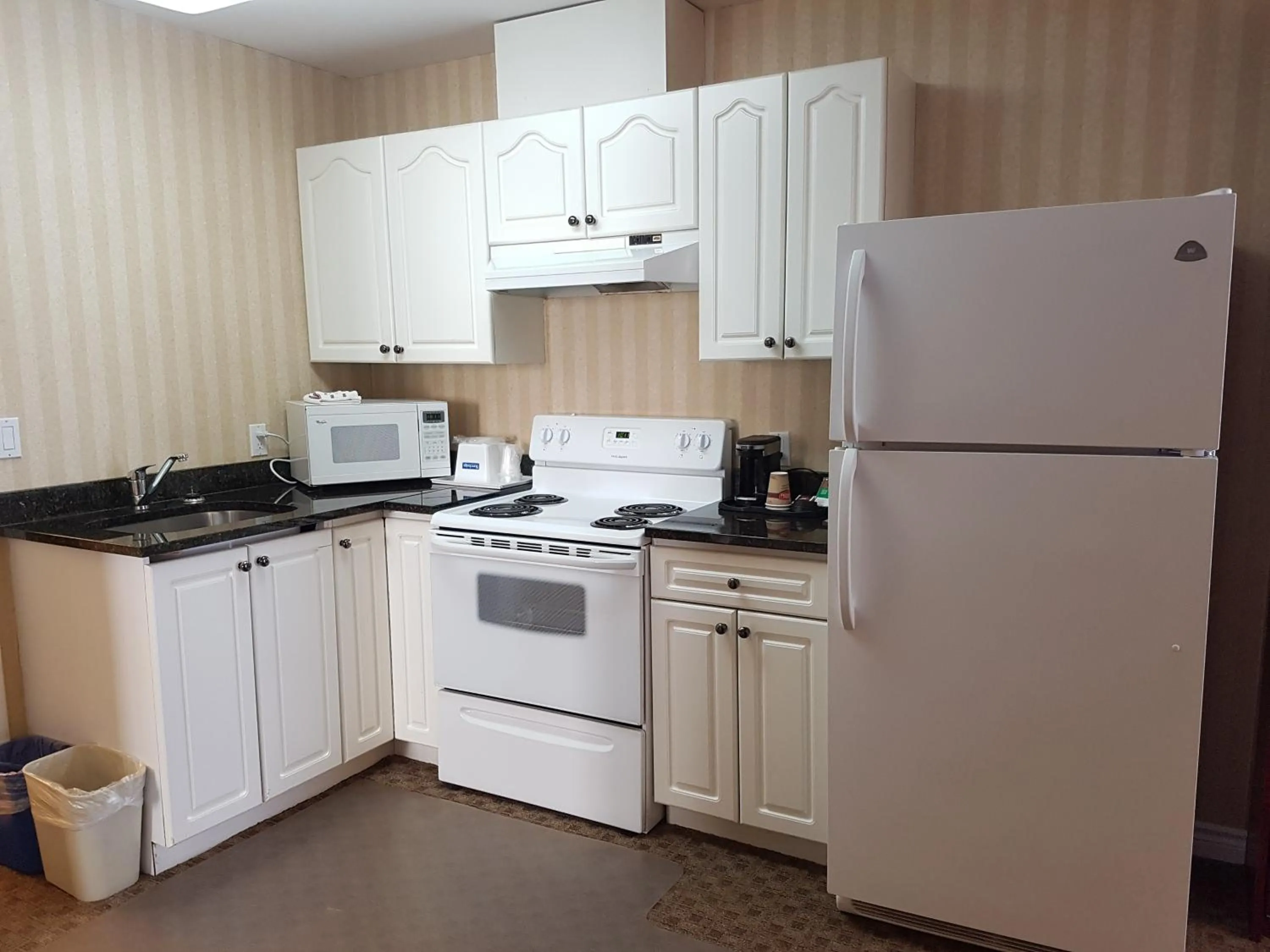 Kitchen or kitchenette in Travelodge by Wyndham Kamloops Mountview