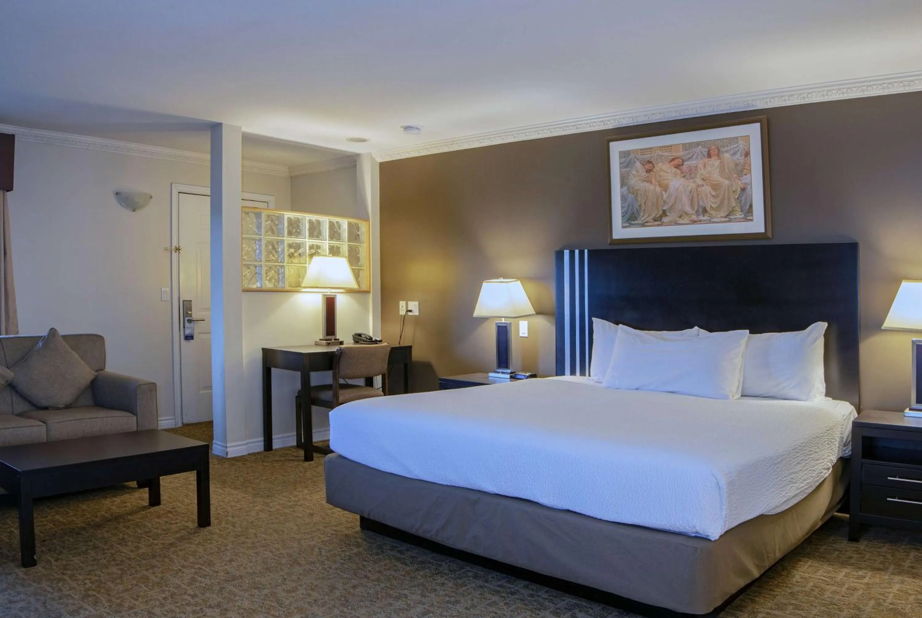 Photo of the whole room, Bed in Travelodge by Wyndham Kamloops Mountview