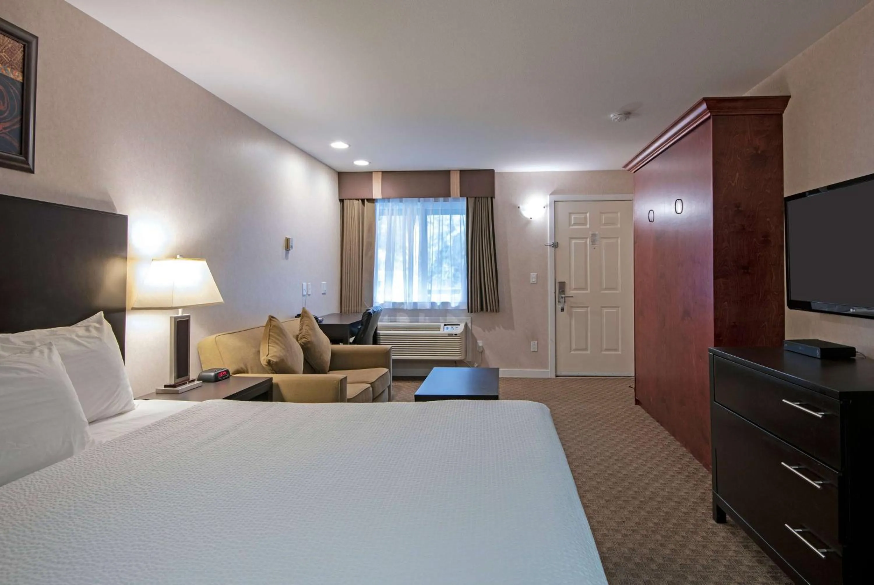 Photo of the whole room, Bed in Travelodge by Wyndham Kamloops Mountview