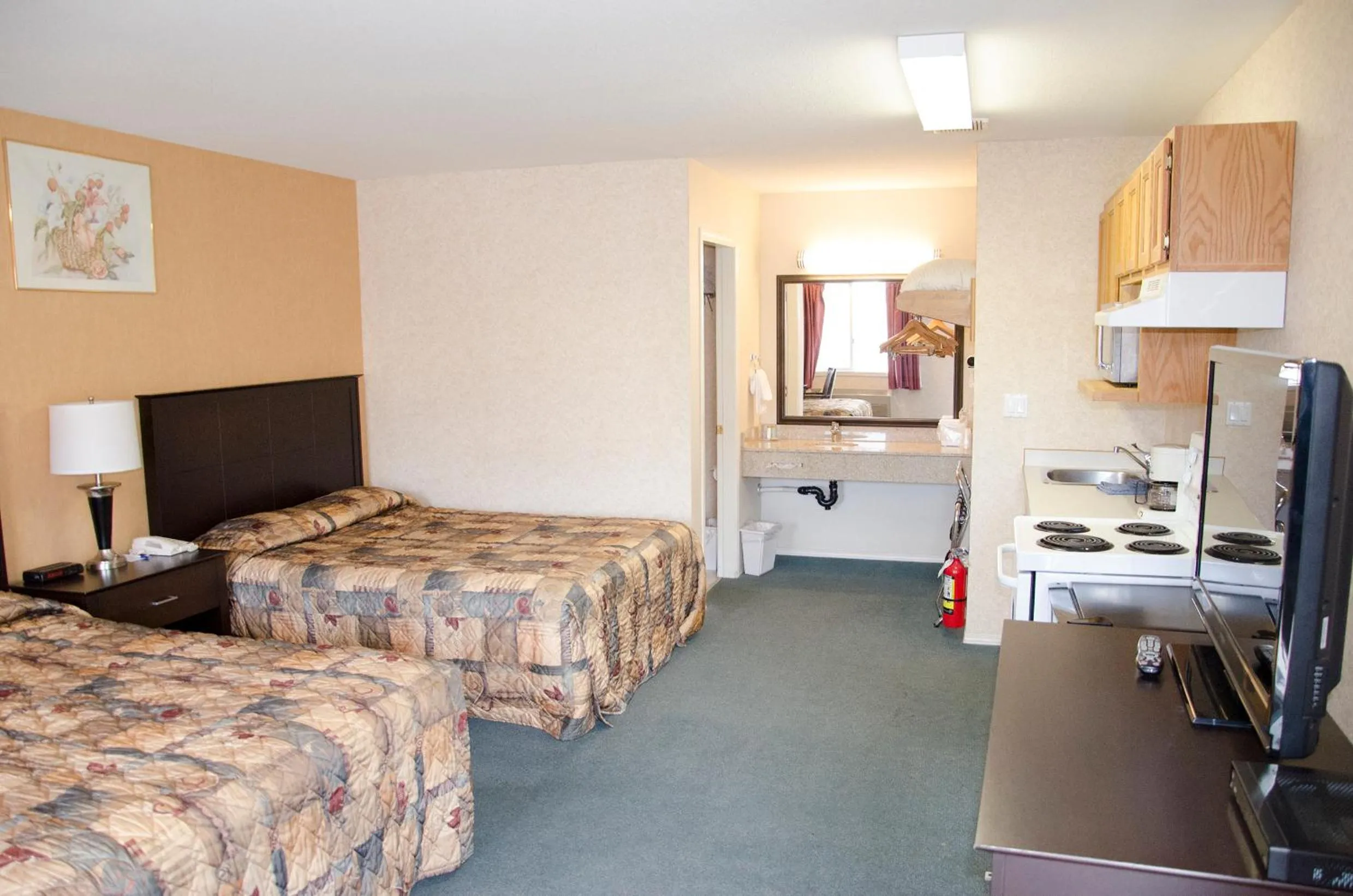 Family, Bed in Best Budget Inn & Suites Kamloops