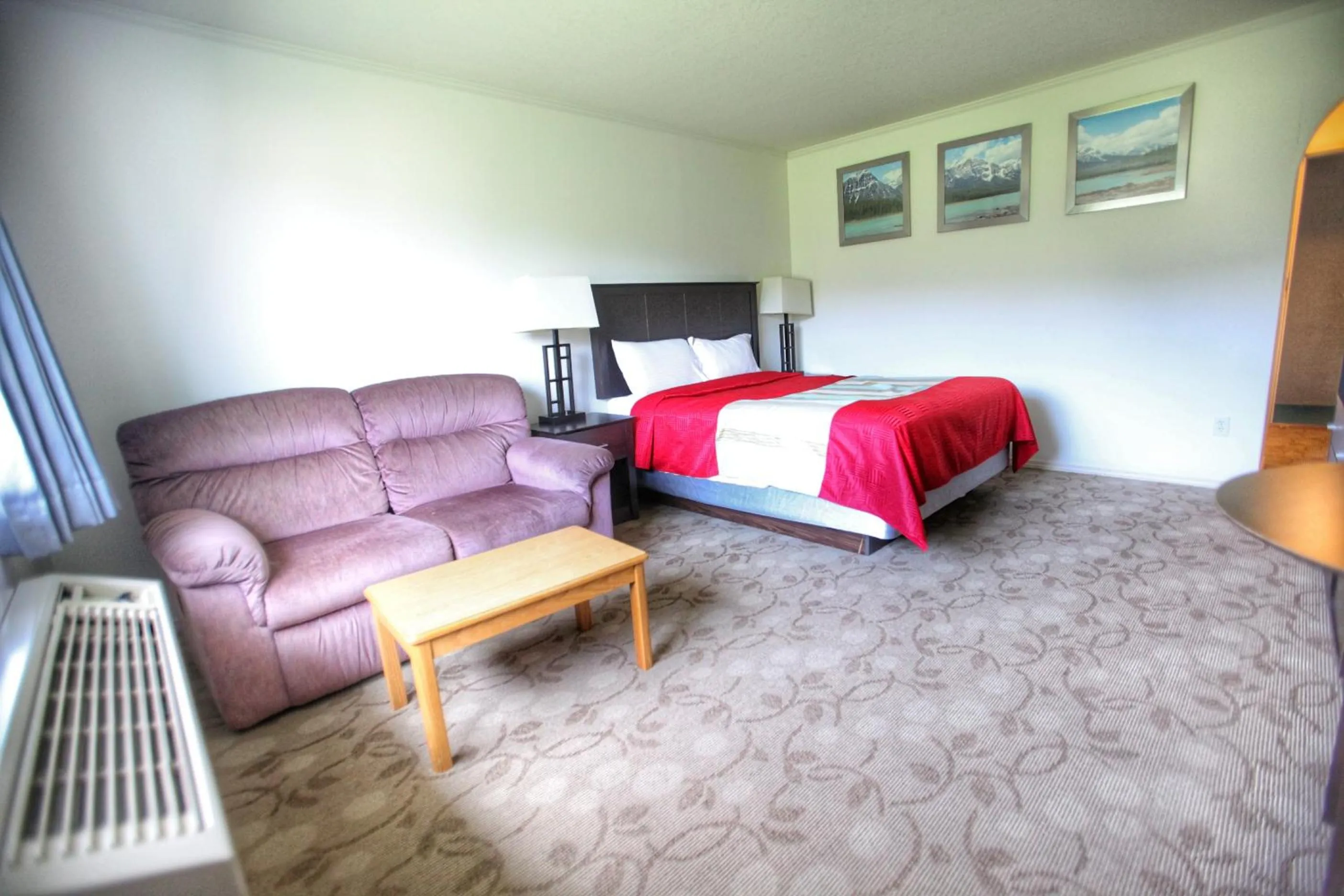 Bed in Best Budget Inn & Suites Kamloops