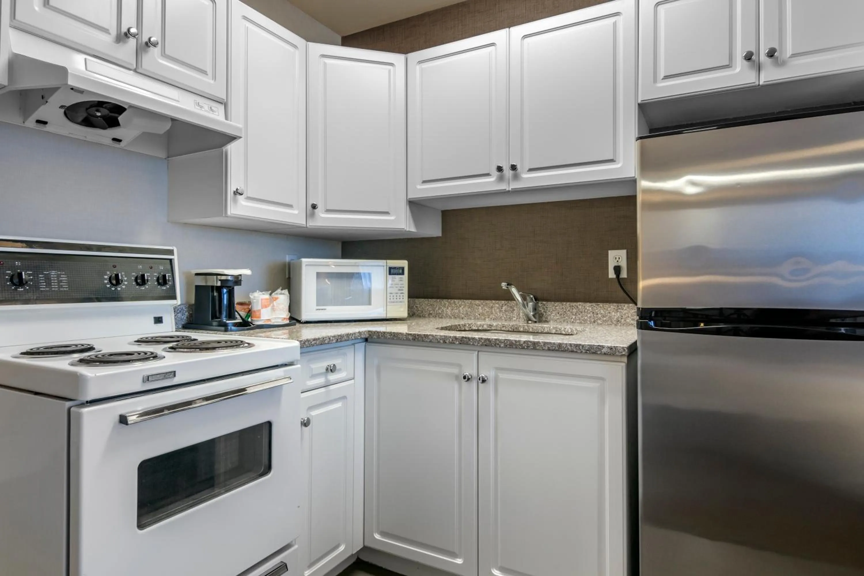 Kitchen or kitchenette in Quality Inn