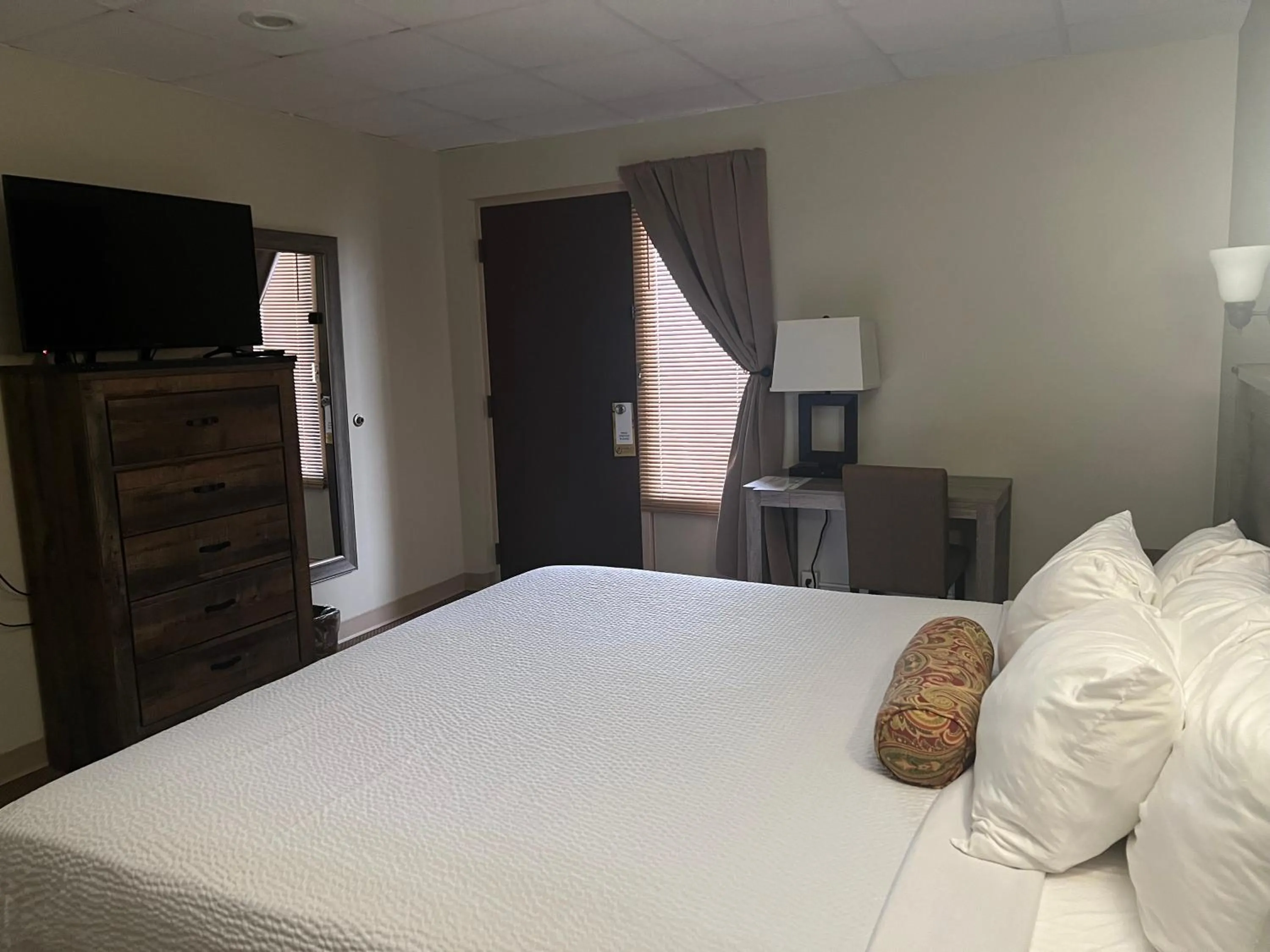 Guests, Bed in The Stables Inn & Suites