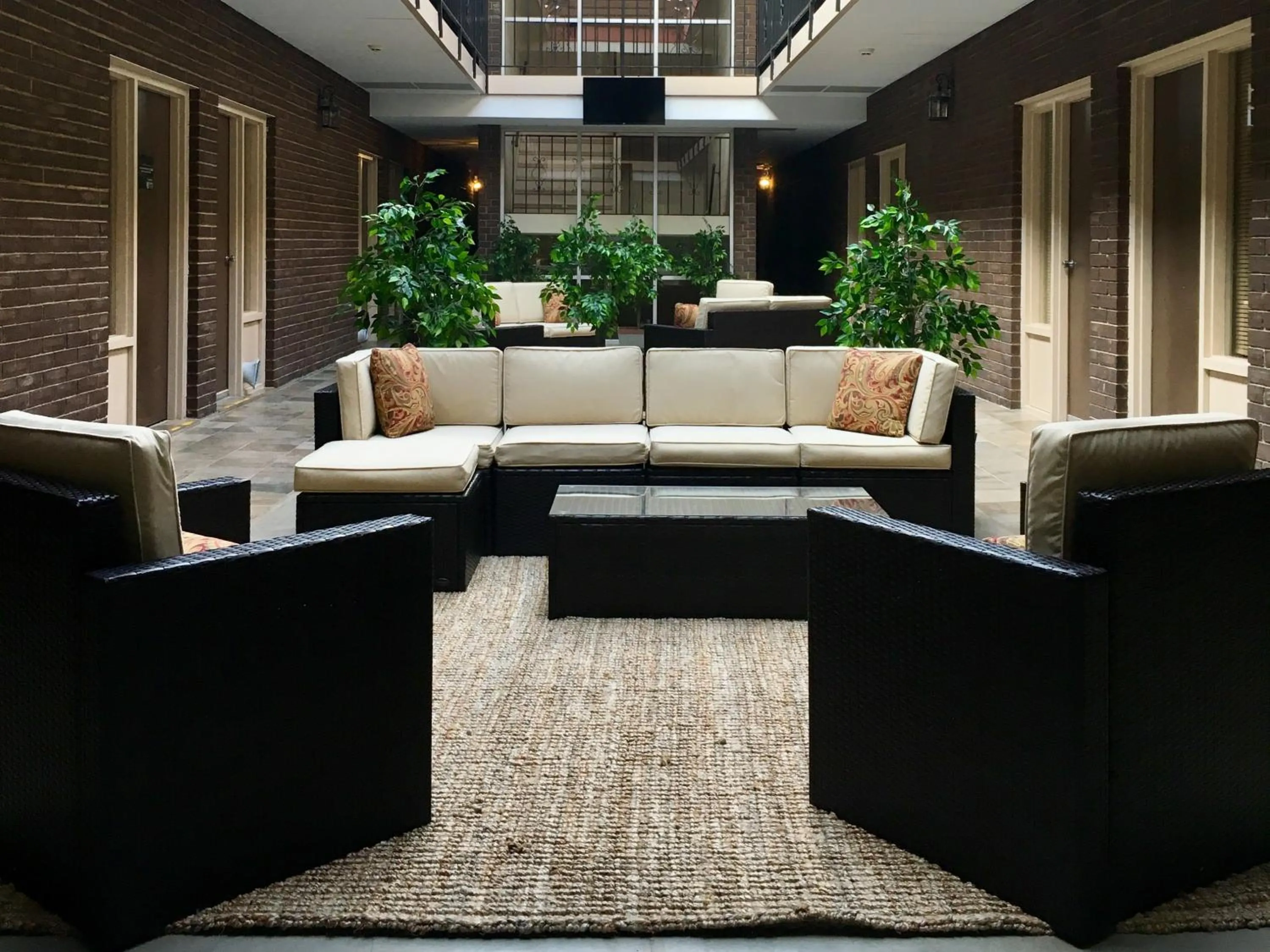 Communal lounge/ TV room in The Stables Inn & Suites