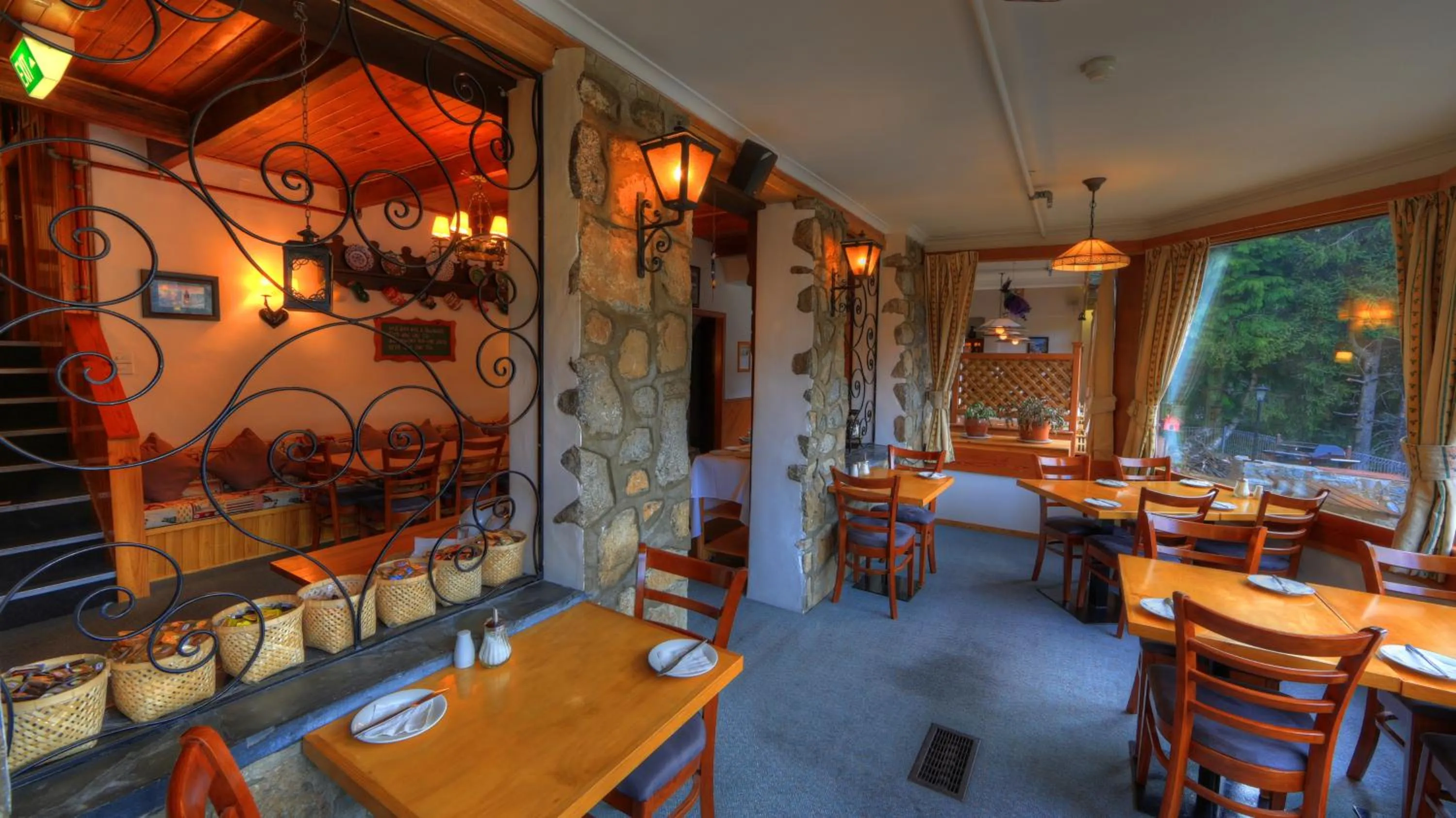 Restaurant/places to eat in Candlelight Lodge