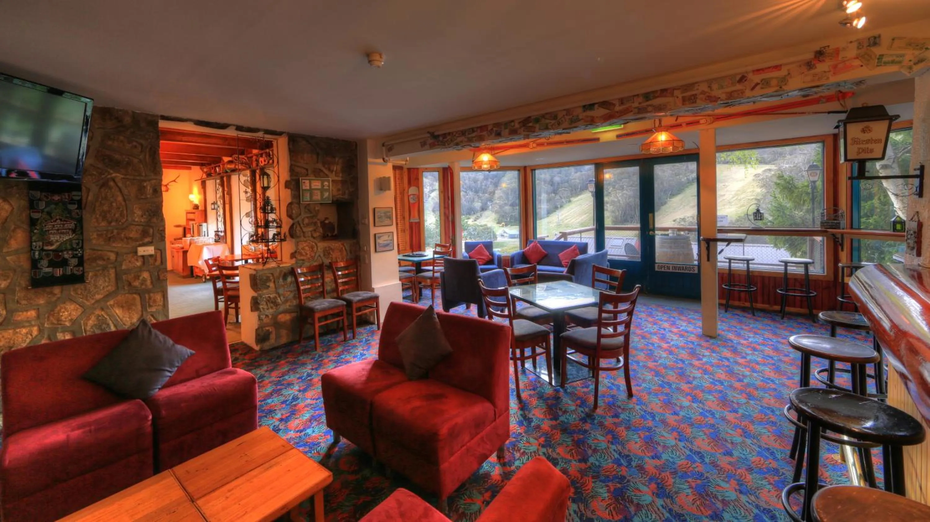 Communal lounge/ TV room in Candlelight Lodge