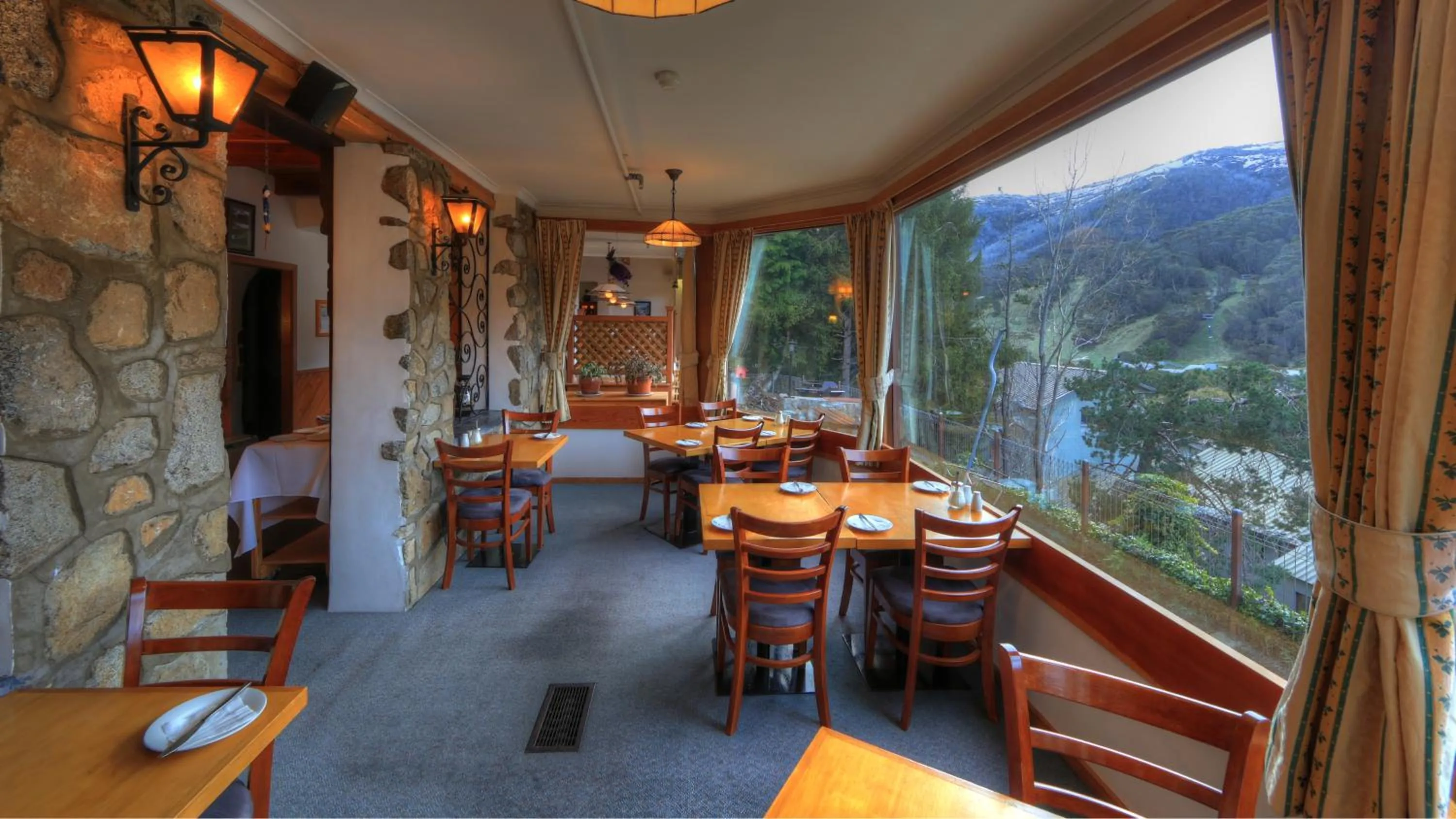 Restaurant/places to eat in Candlelight Lodge