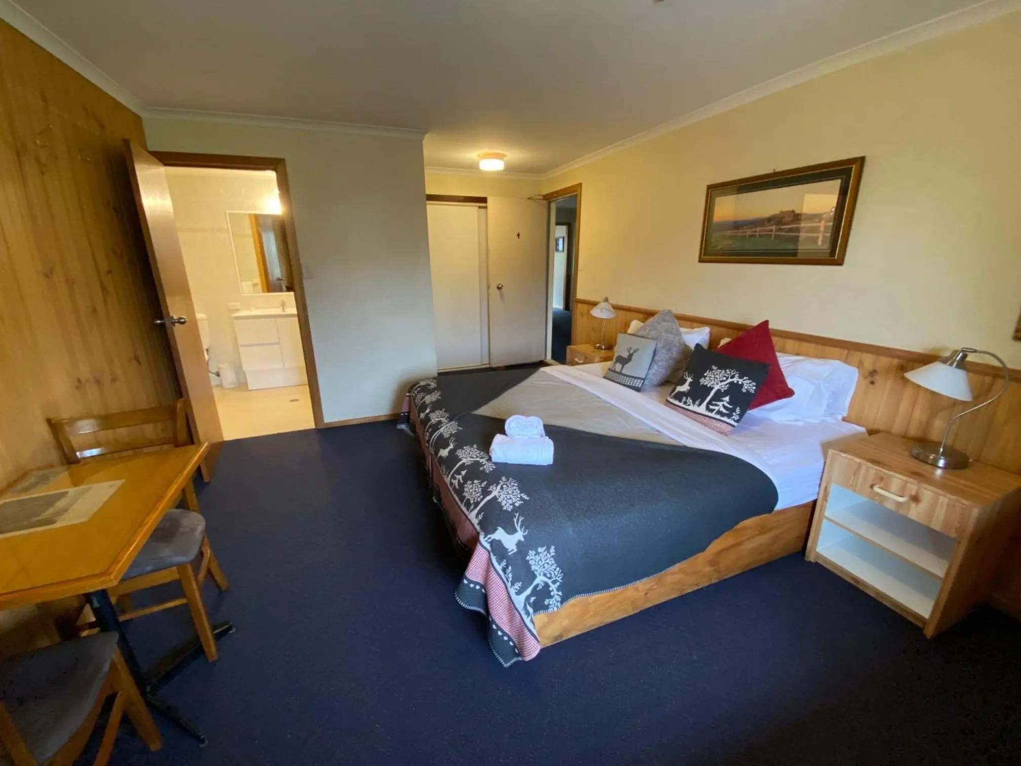 Bed in Candlelight Lodge