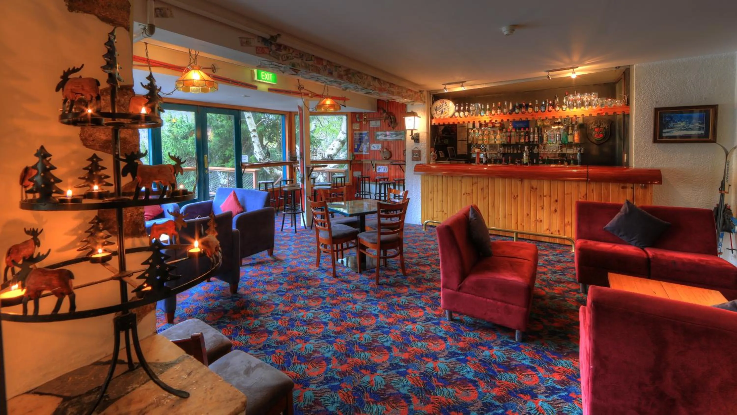 Communal lounge/ TV room in Candlelight Lodge