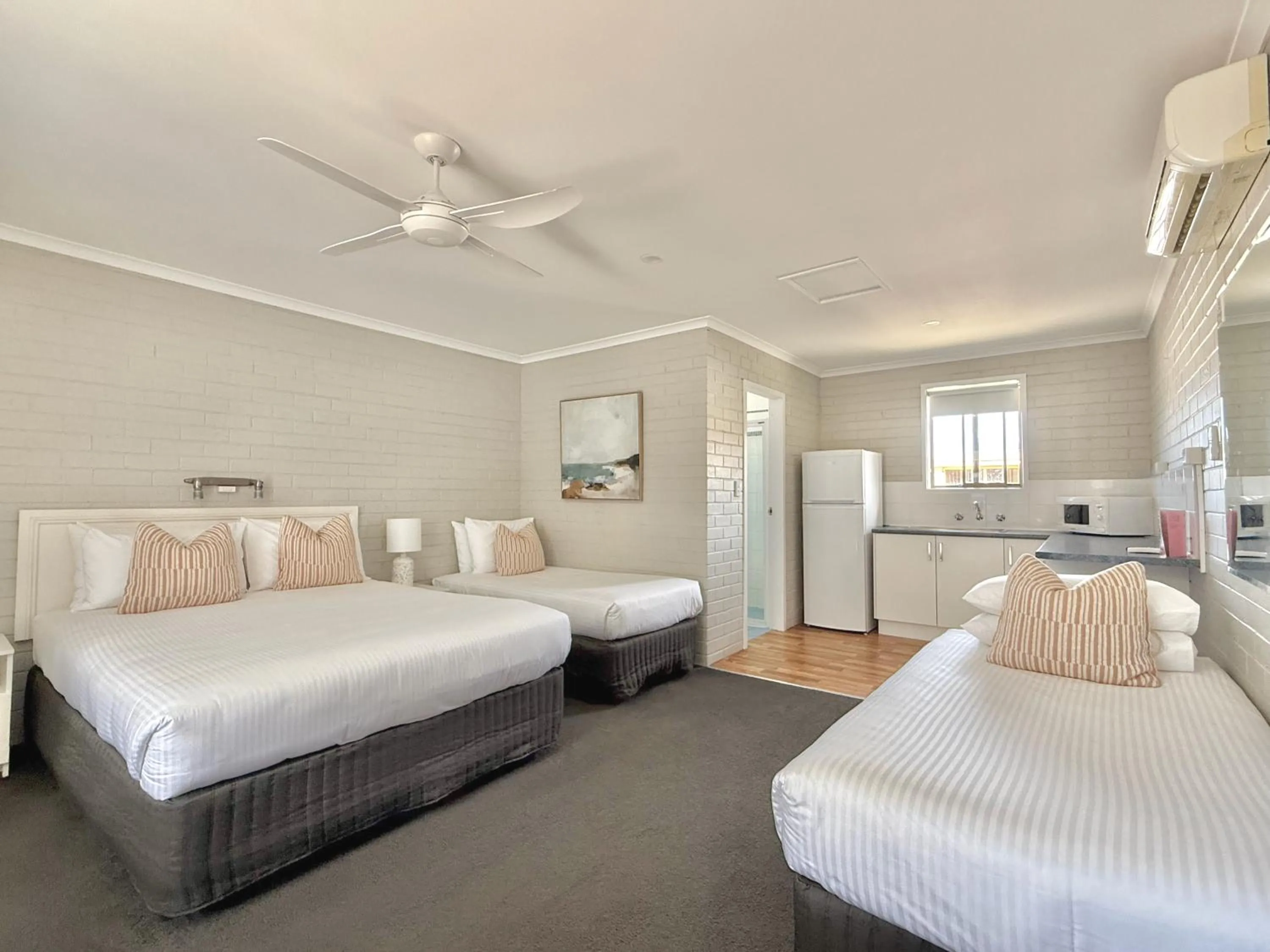 Bed in Pelican Motor Inn