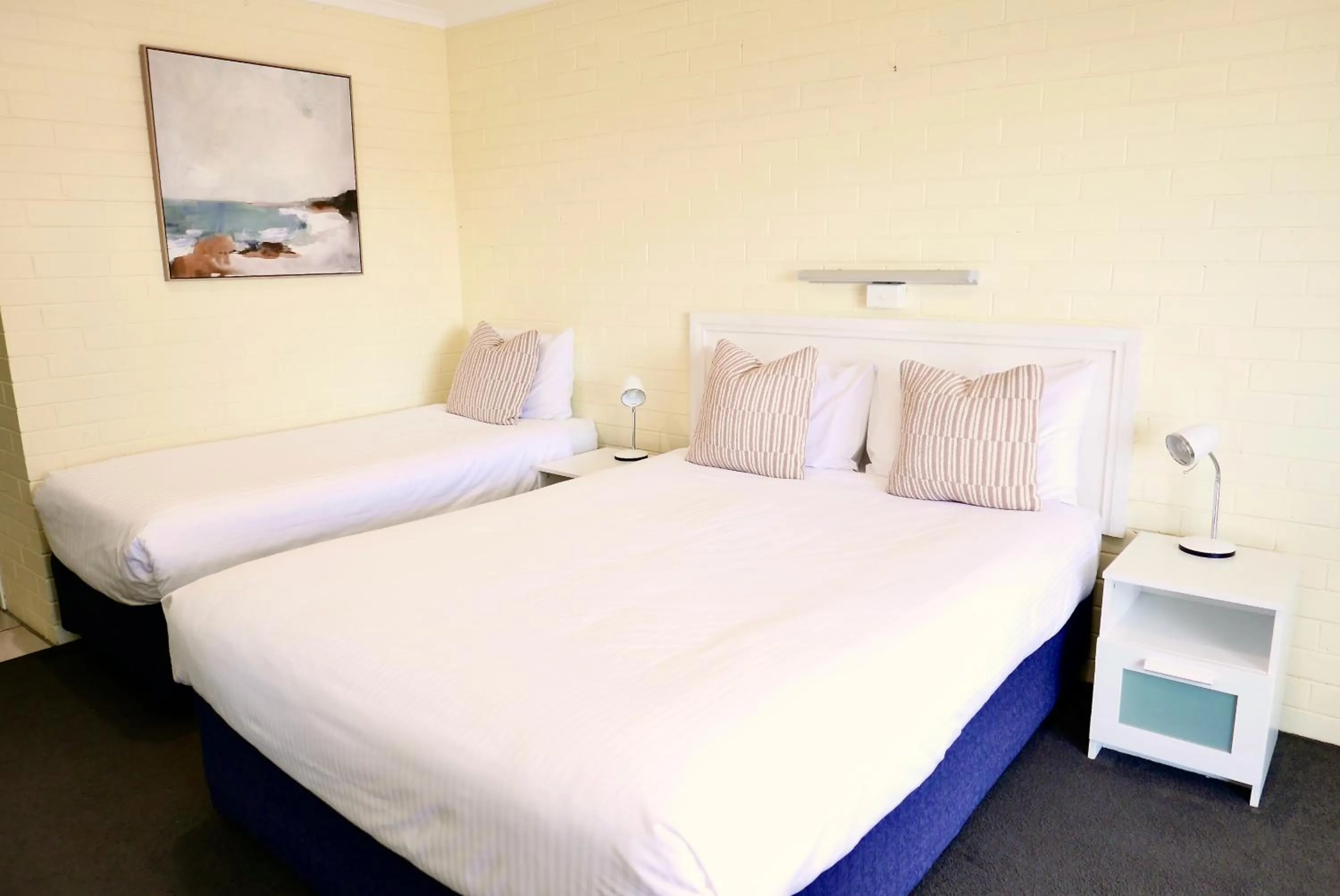 Twin Room with Balcony in Pelican Motor Inn