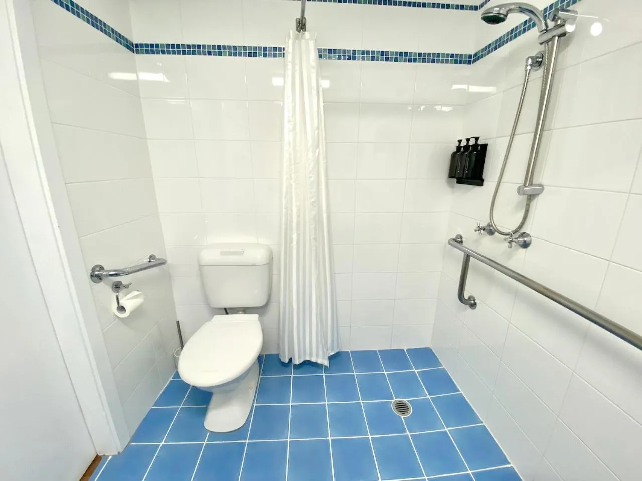 Toilet in Pelican Motor Inn