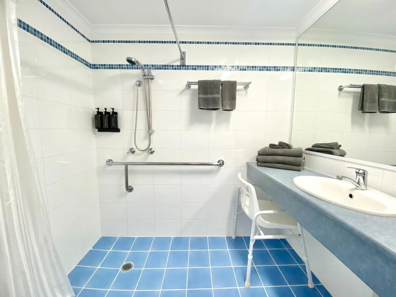 Bathroom in Pelican Motor Inn